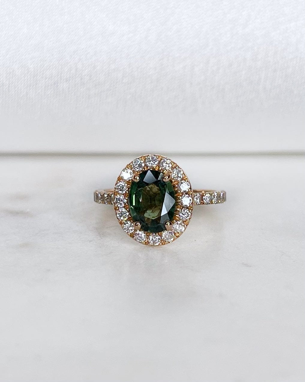 Bague Style - Art déco Saphir Vert 1.14 carat &amp; 32 Diamants "Andréa" - Elliade Paris