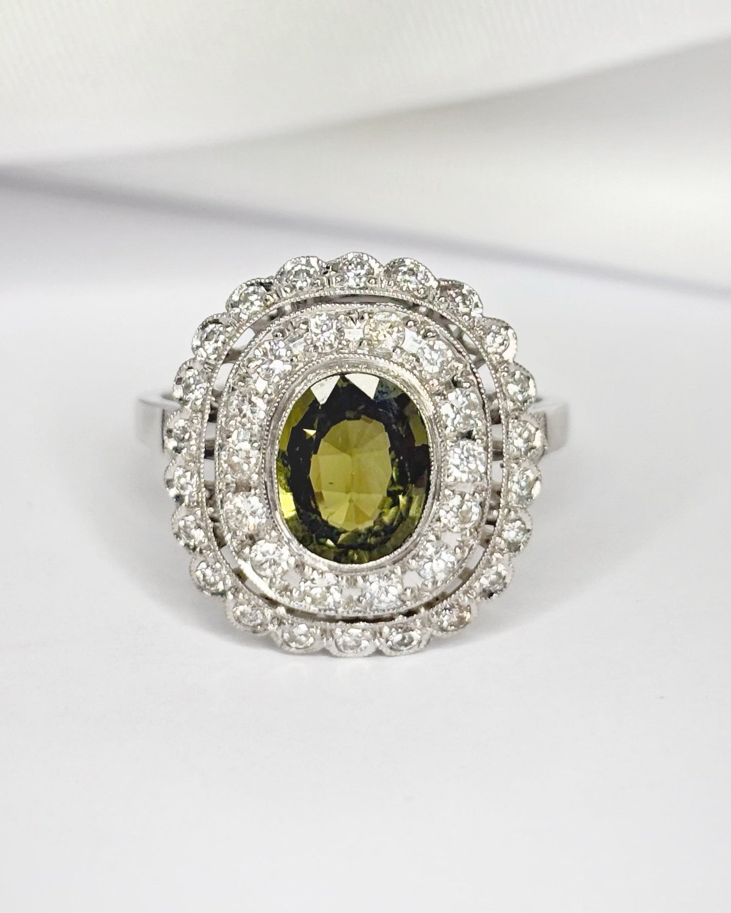 Bague Style Art - Déco Saphir Vert 1.30 carat, Diamants 0.58 carat &amp; Or 4.15g "Léa" - Elliade Paris