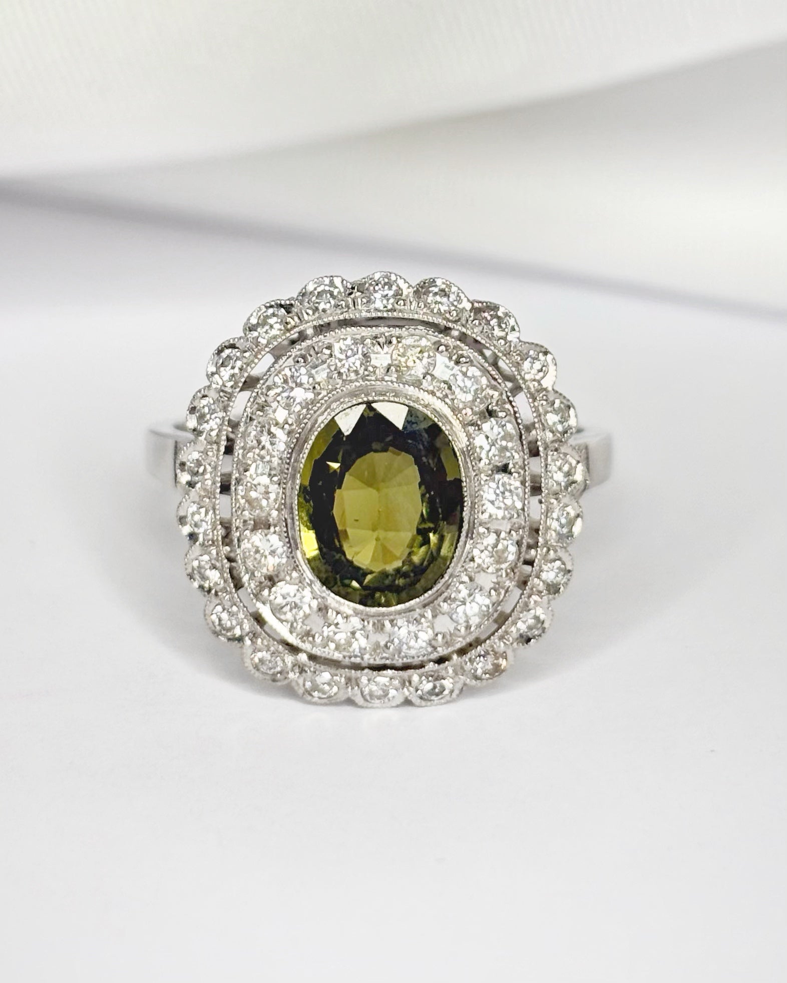 Bague Style Art - Déco Saphir Vert 1.30 carat, Diamants 0.58 carat &amp; Or 4.15g "Léa" - Elliade Paris