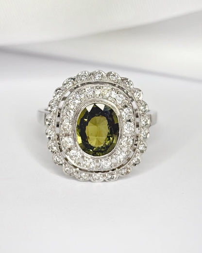 Bague Style Art - Déco Saphir Vert 1.30 carat, Diamants 0.58 carat &amp; Or 4.15g "Léa" - Elliade Paris