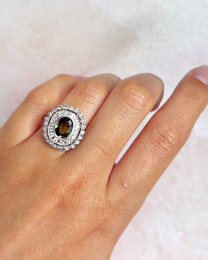 Bague Style Art - Déco Saphir Vert 1.30 carat, Diamants 0.58 carat &amp; Or 4.15g "Léa" - Elliade Paris