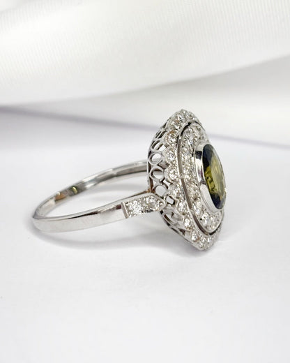 Bague Style Art - Déco Saphir Vert 1.30 carat, Diamants 0.58 carat &amp; Or 4.15g "Léa" - Elliade Paris