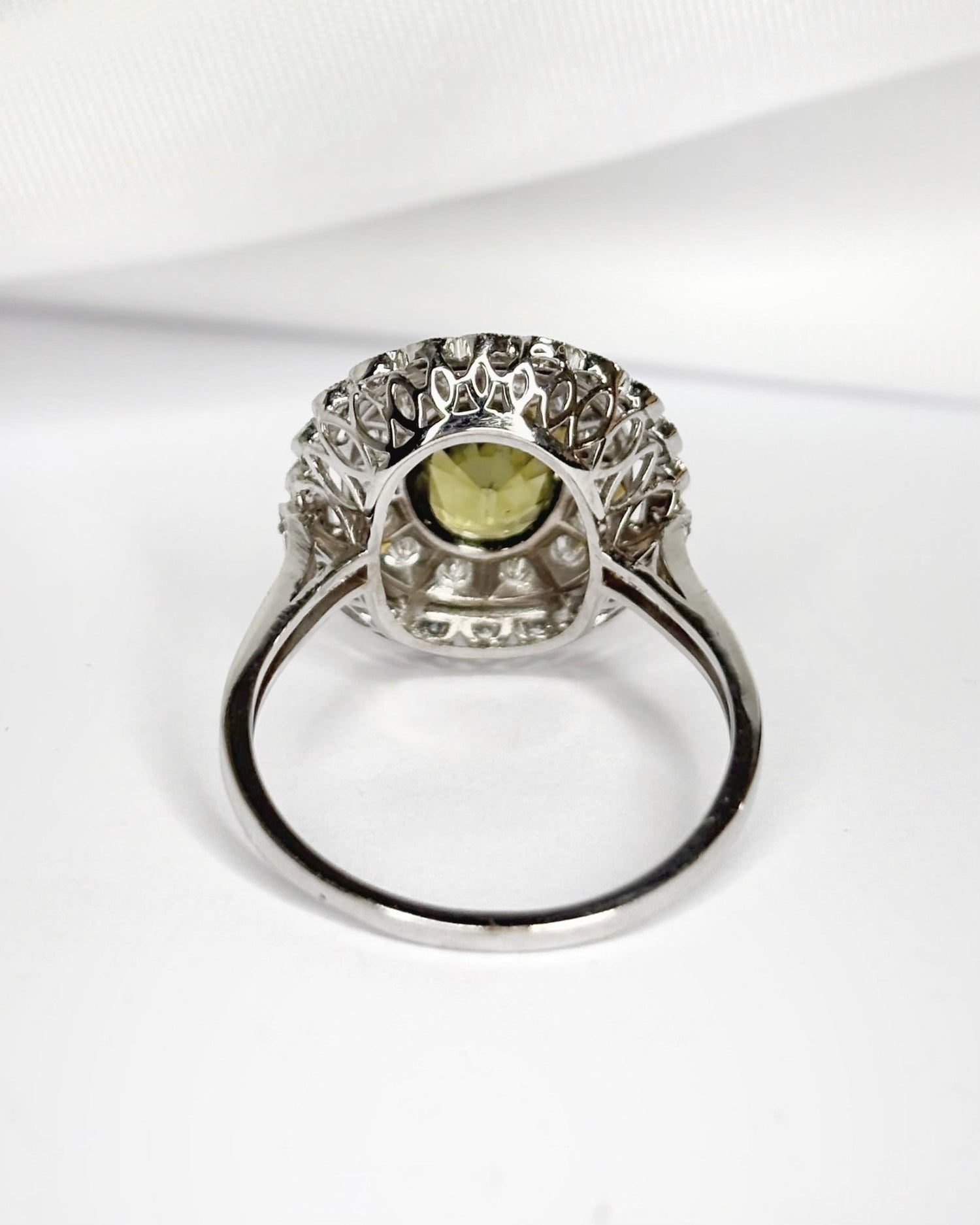 Bague Style Art - Déco Saphir Vert 1.30 carat, Diamants 0.58 carat &amp; Or 4.15g "Léa" - Elliade Paris
