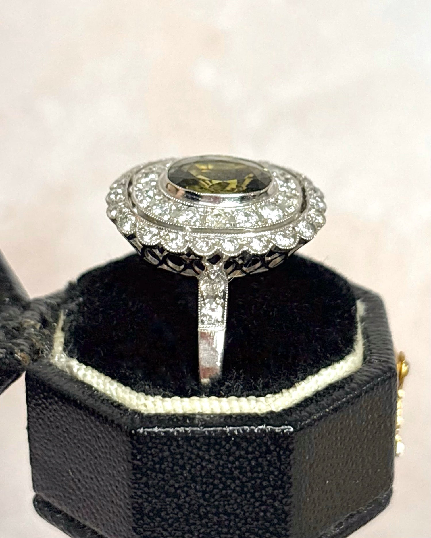 Bague Style Art - Déco Saphir Vert 1.30 carat, Diamants 0.58 carat &amp; Or 4.15g "Léa" - Elliade Paris