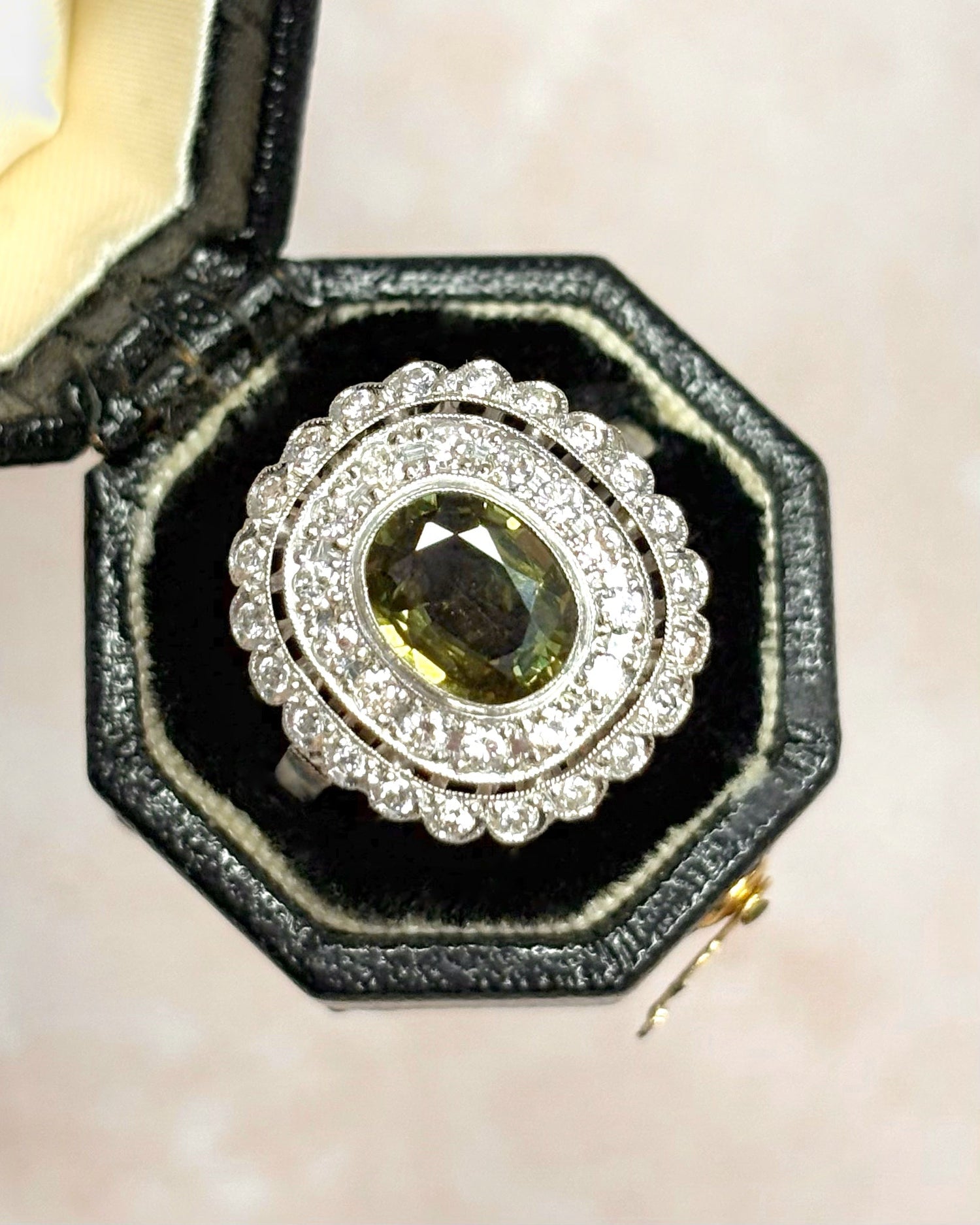 Bague Style Art - Déco Saphir Vert 1.30 carat, Diamants 0.58 carat &amp; Or 4.15g "Léa" - Elliade Paris