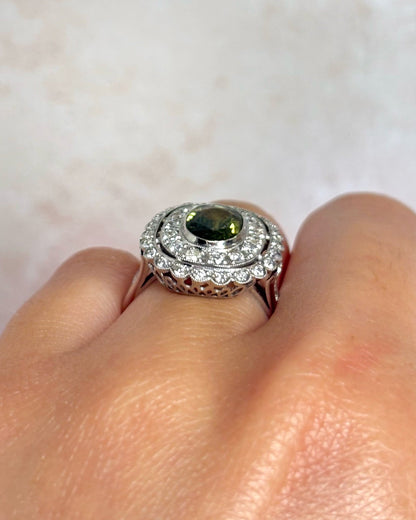 Bague Style Art - Déco Saphir Vert 1.30 carat, Diamants 0.58 carat &amp; Or 4.15g "Léa" - Elliade Paris
