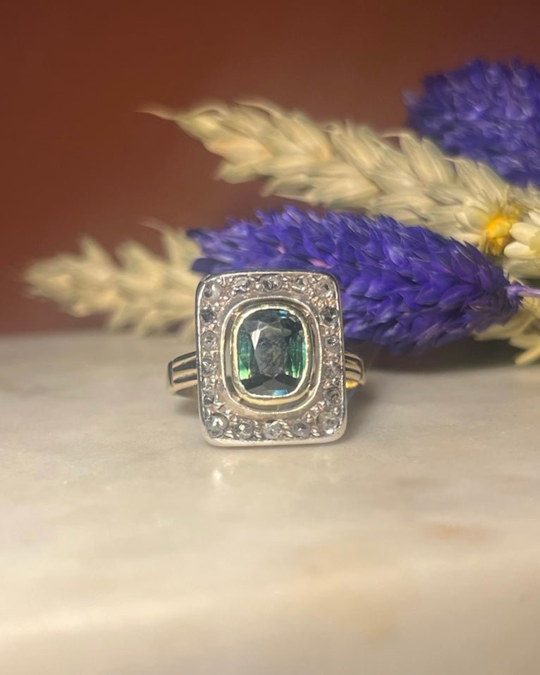 Bague Style Art - Déco Saphir Vert &amp; Diamants &quot;Zia&quot; - Elliade Paris