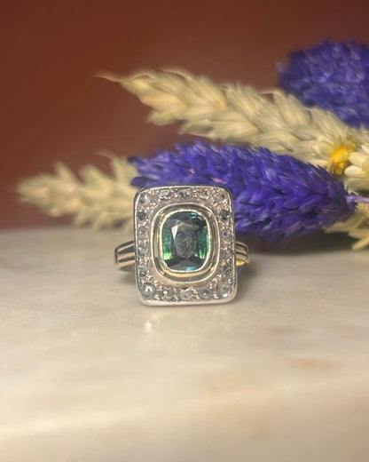Bague Style Art - Déco Saphir Vert &amp; Diamants &quot;Zia&quot; - Elliade Paris