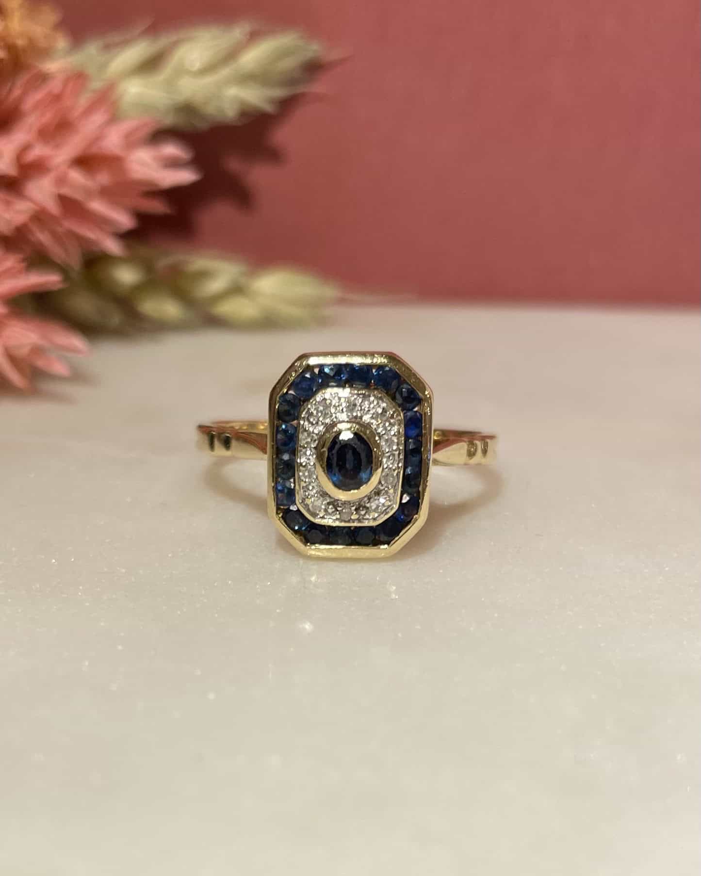 Bague Style Art - Déco Saphirs 0.60 carat &amp; Diamants "Kaymee" - Elliade Paris