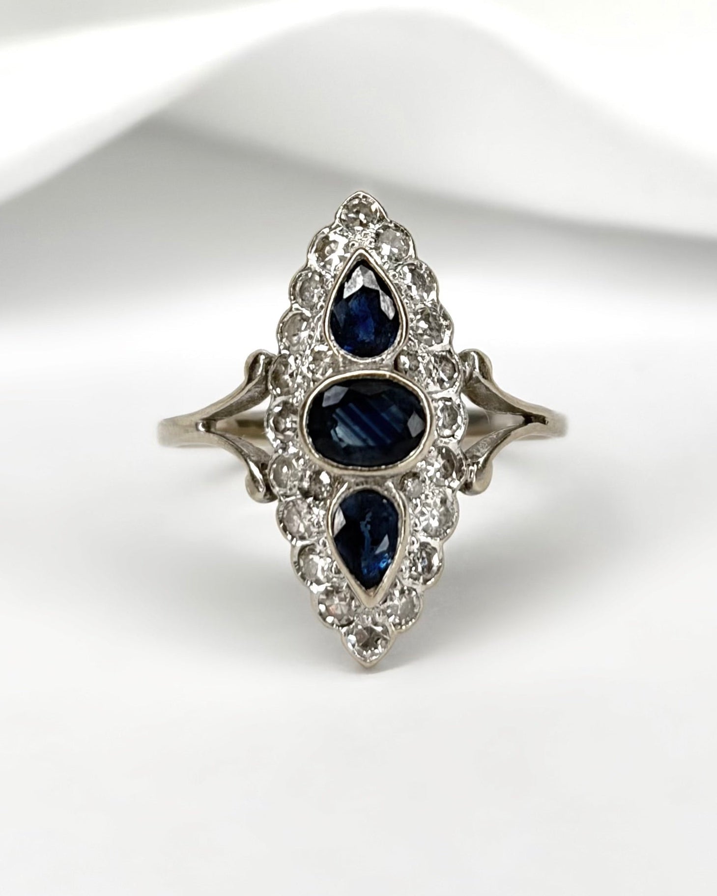 Bague Style Art Déco Saphirs 0.70 carat &amp; Diamants 0.44 carat "Cristina" - Elliade Paris