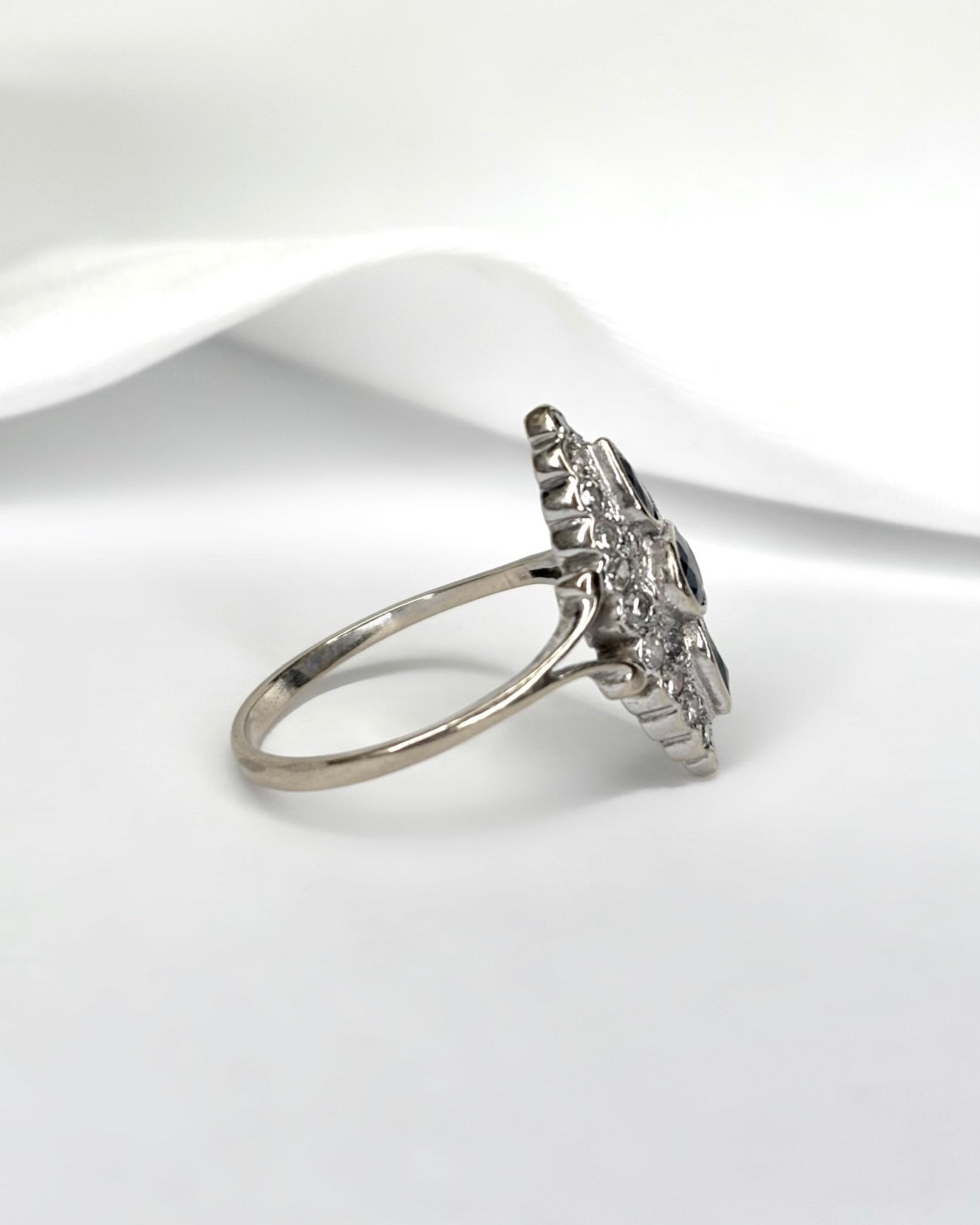 Bague Style Art Déco Saphirs 0.70 carat &amp; Diamants 0.44 carat "Cristina" - Elliade Paris