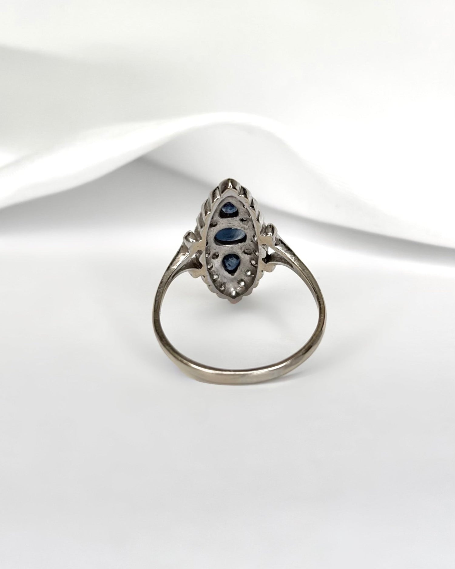 Bague Style Art Déco Saphirs 0.70 carat &amp; Diamants 0.44 carat "Cristina" - Elliade Paris