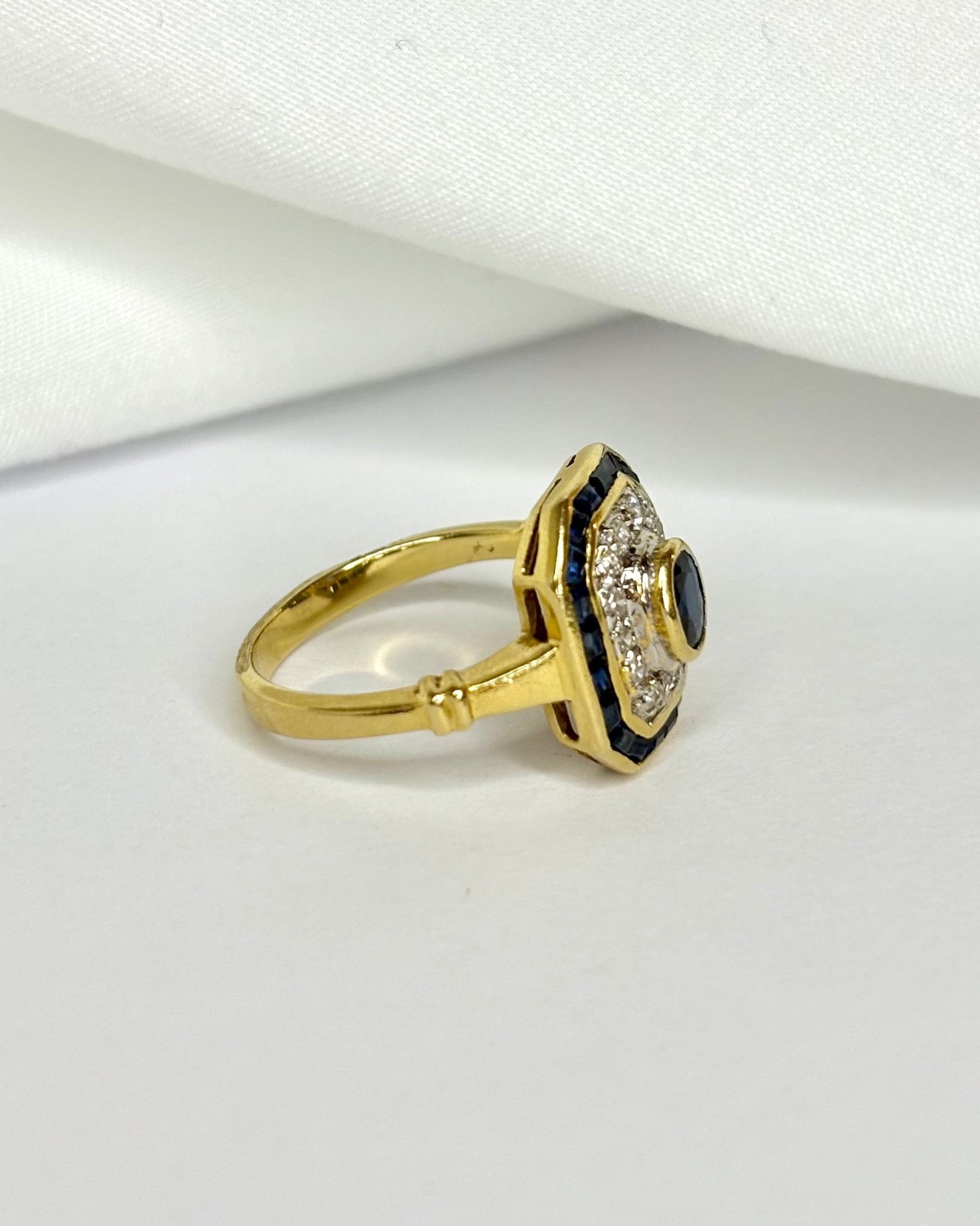 Bague Style Art Deco Saphirs 0.81 carat &amp; Diamants "Tricia" - Elliade Paris