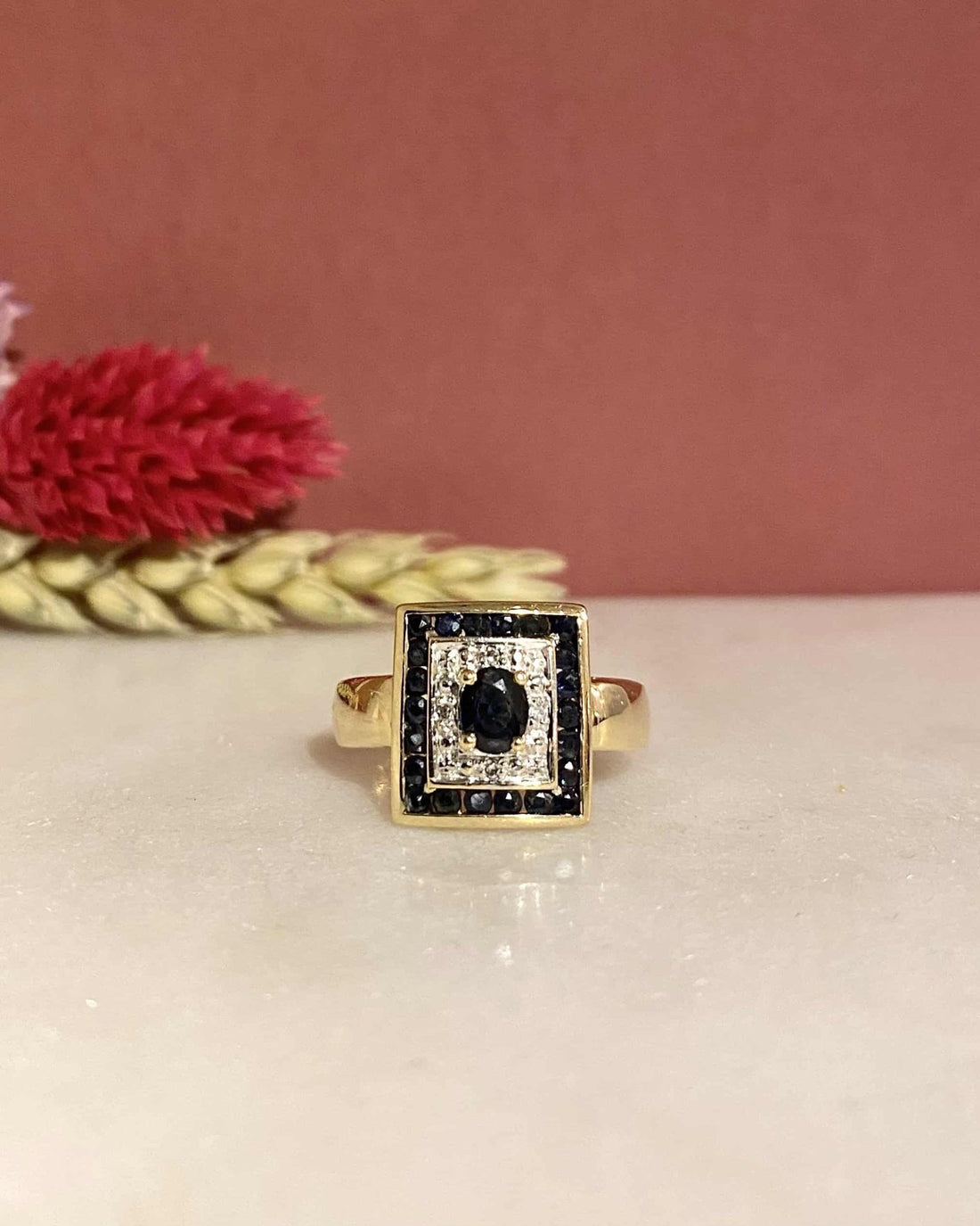 Bague Style Art - Déco Saphirs 0.99 carat &amp; Diamants &quot;Bérénice&quot; - Elliade Paris