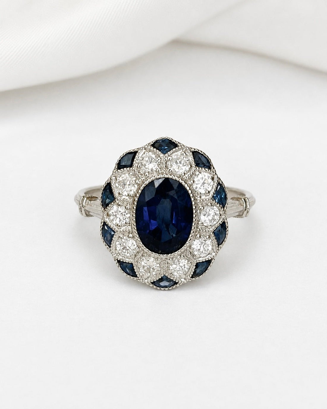 Bague Style Art-Déco Saphirs 1.51 carat &amp; Diamants 0.30 carat "Nalia" - Elliade Paris