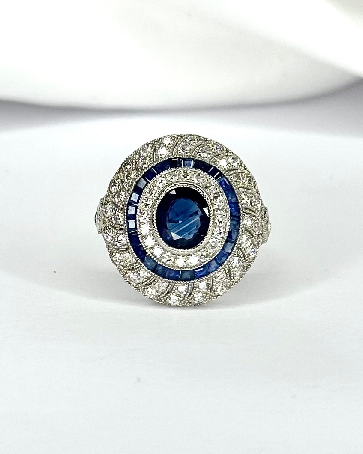 Bague Style Art-Déco Saphirs 1.78 carat &amp; Diamants 0.52 carat "Anéïa" - Elliade Paris