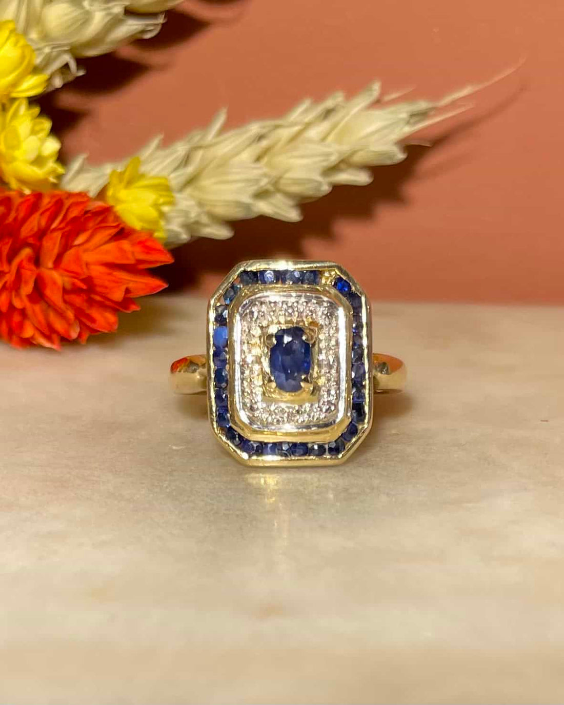 Anillo estilo Art Déco con 28 zafiros y diamantes "Capucine"