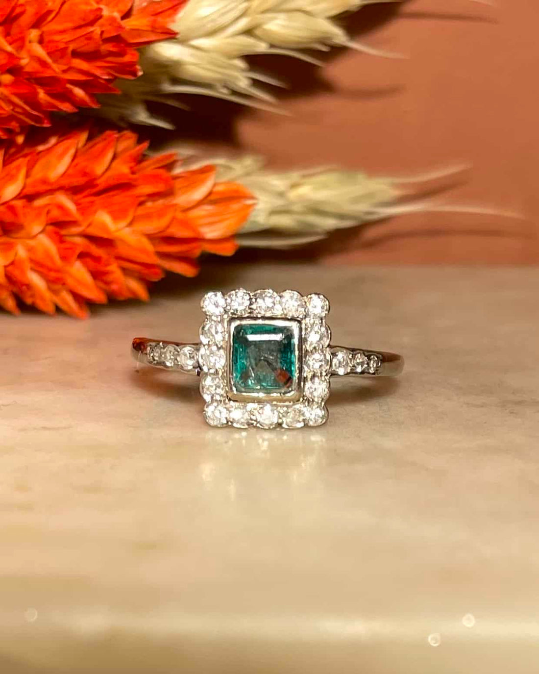 Bague Style Art-Déco Emeraude 0.45 carat &amp; 22 Diamants &quot;Madz&quot;