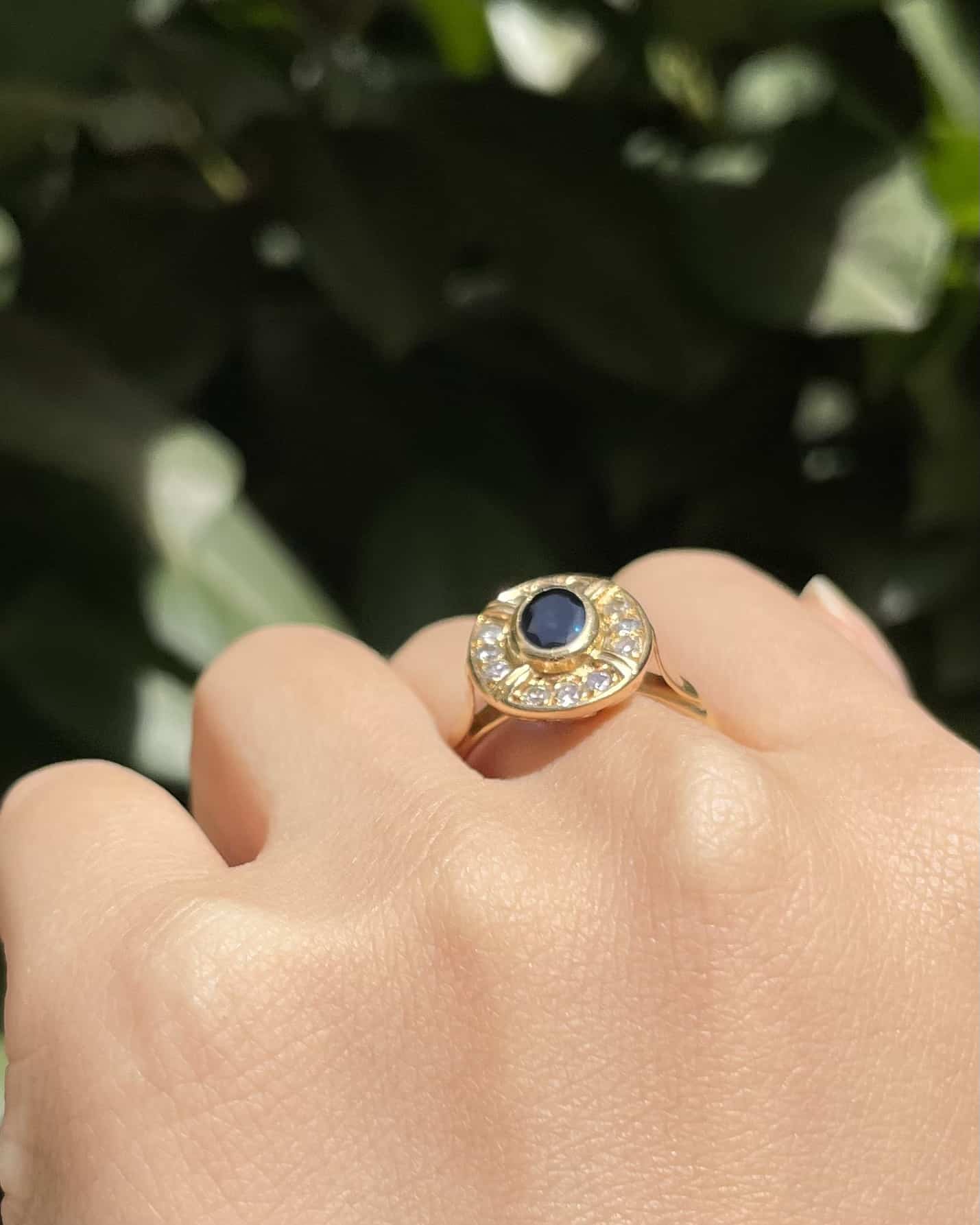 Anillo "Cosette" de estilo Art Déco con zafiro y 12 diamantes
