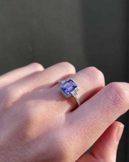 Bague Style Art - déco Tanzanite 1.80 Carat &amp; 34 Diamants &quot;Loeva&quot; - Elliade Paris