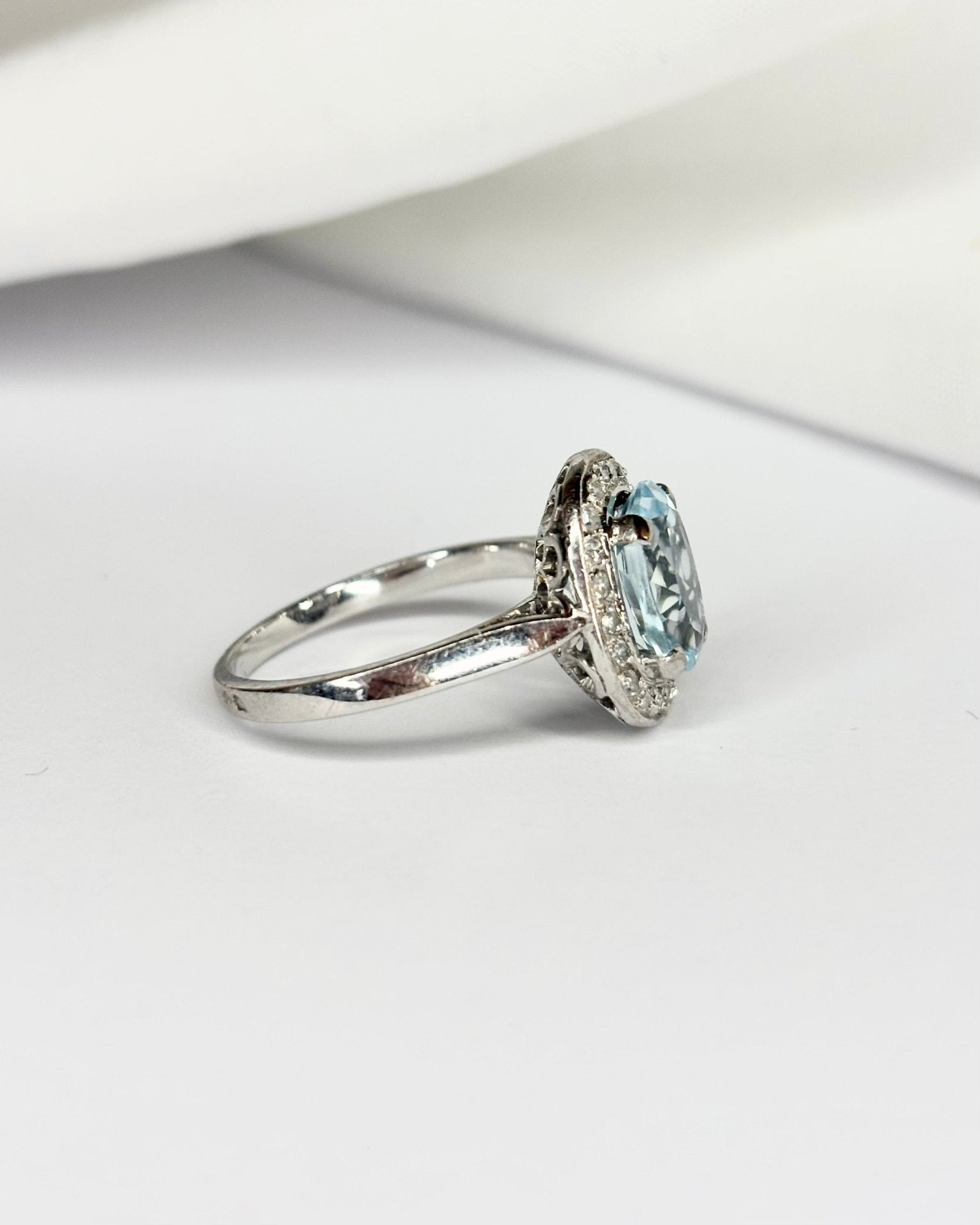 Bague Style Art Déco Topaze 2.40 carats &amp; 20 Diamants "Antta" - Elliade Paris