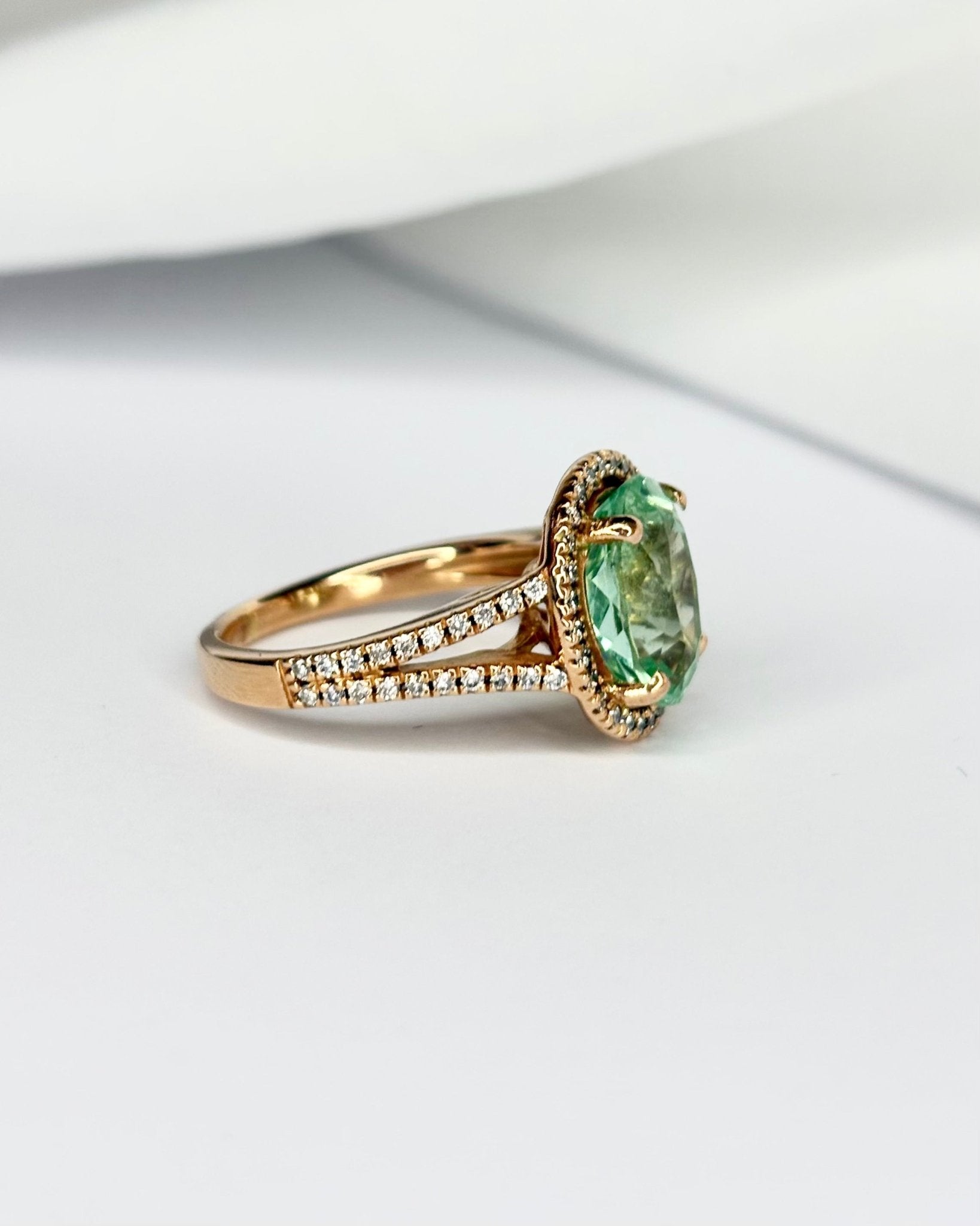 Bague Style Art Déco Tourmaline Vert Lagon 4 carats &amp; Diamants 0.68 carat &quot;Meryem&quot; - Elliade Paris