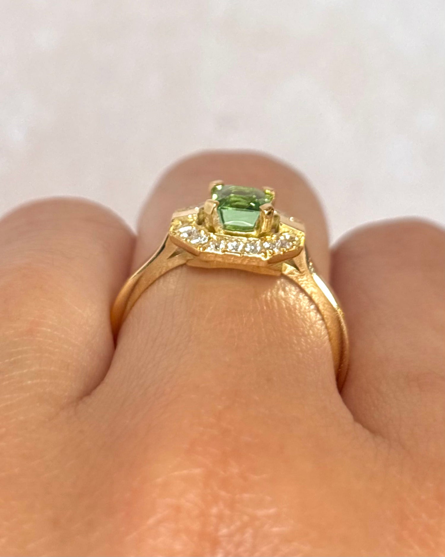 Bague Style Art Déco Tourmaline Verte 0.76 carat &amp; Diamants 0.27 carat "Constance" - Elliade Paris