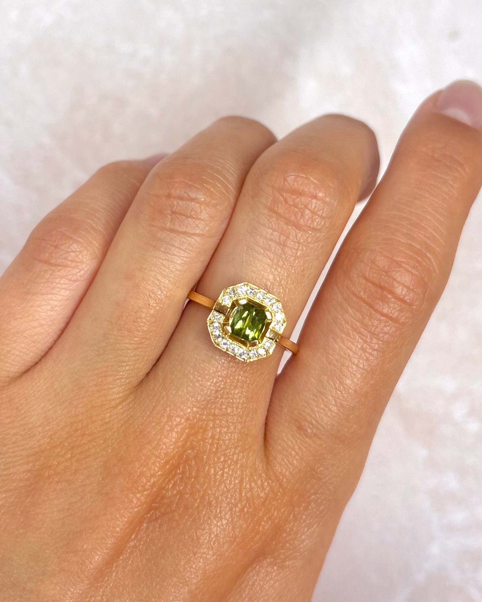 Bague Style Art Déco Tourmaline Verte 0.76 carat &amp; Diamants 0.27 carat "Constance" - Elliade Paris