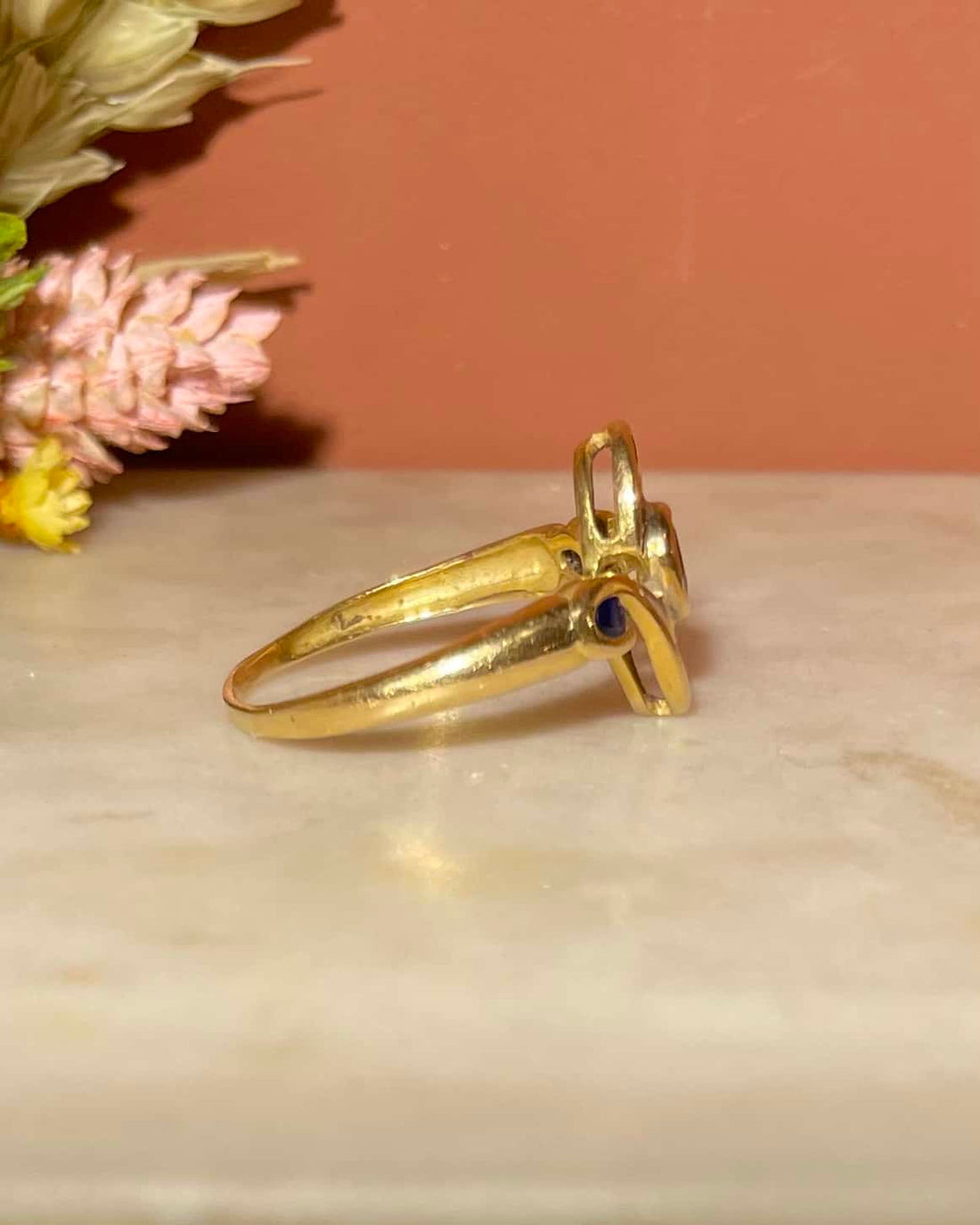 Bague tourbillon Saphir &amp; diamants &quot;Swirla&quot;