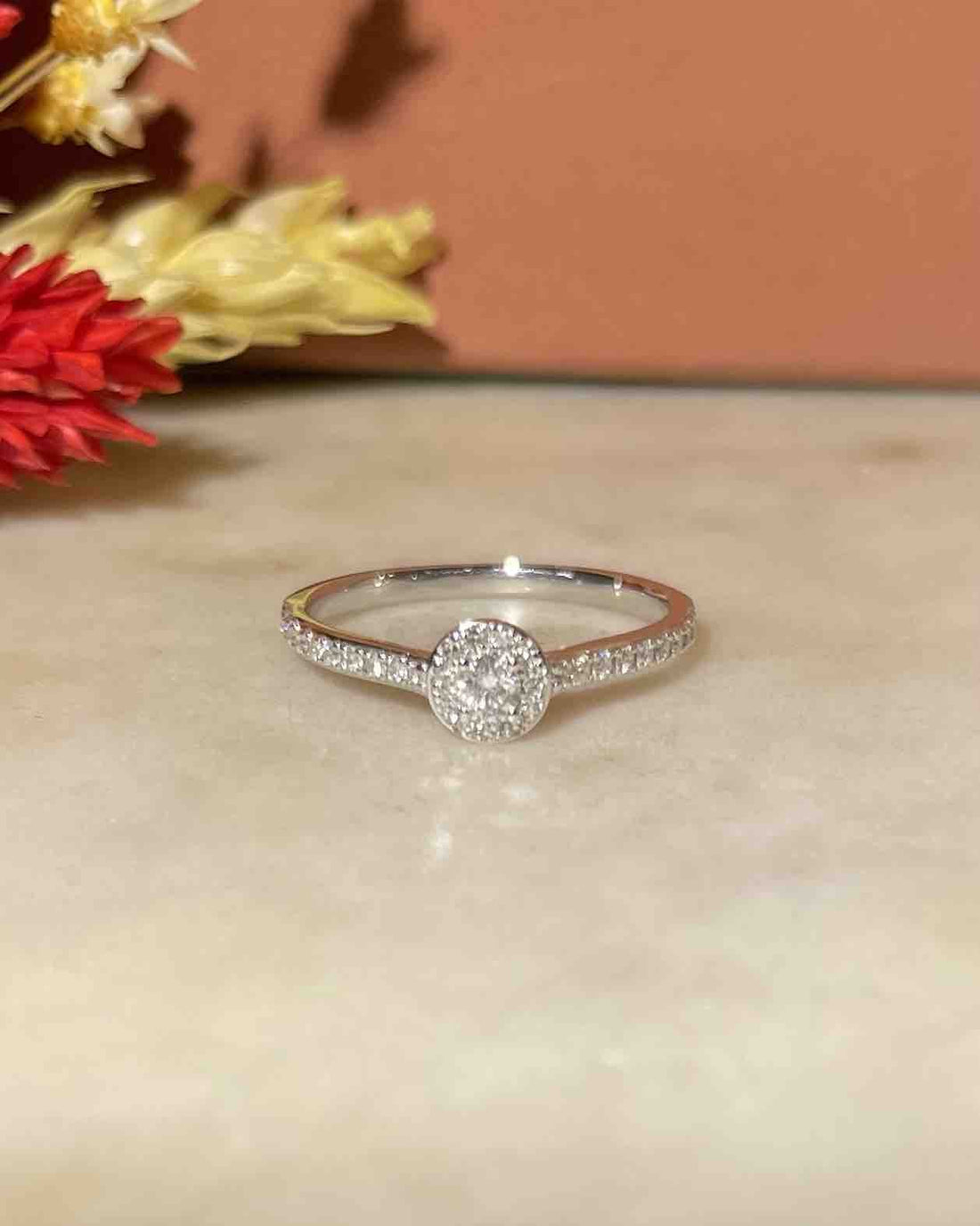 Bague Style Marguerite 33 Diamants &quot;Cameron&quot; - Elliade Paris