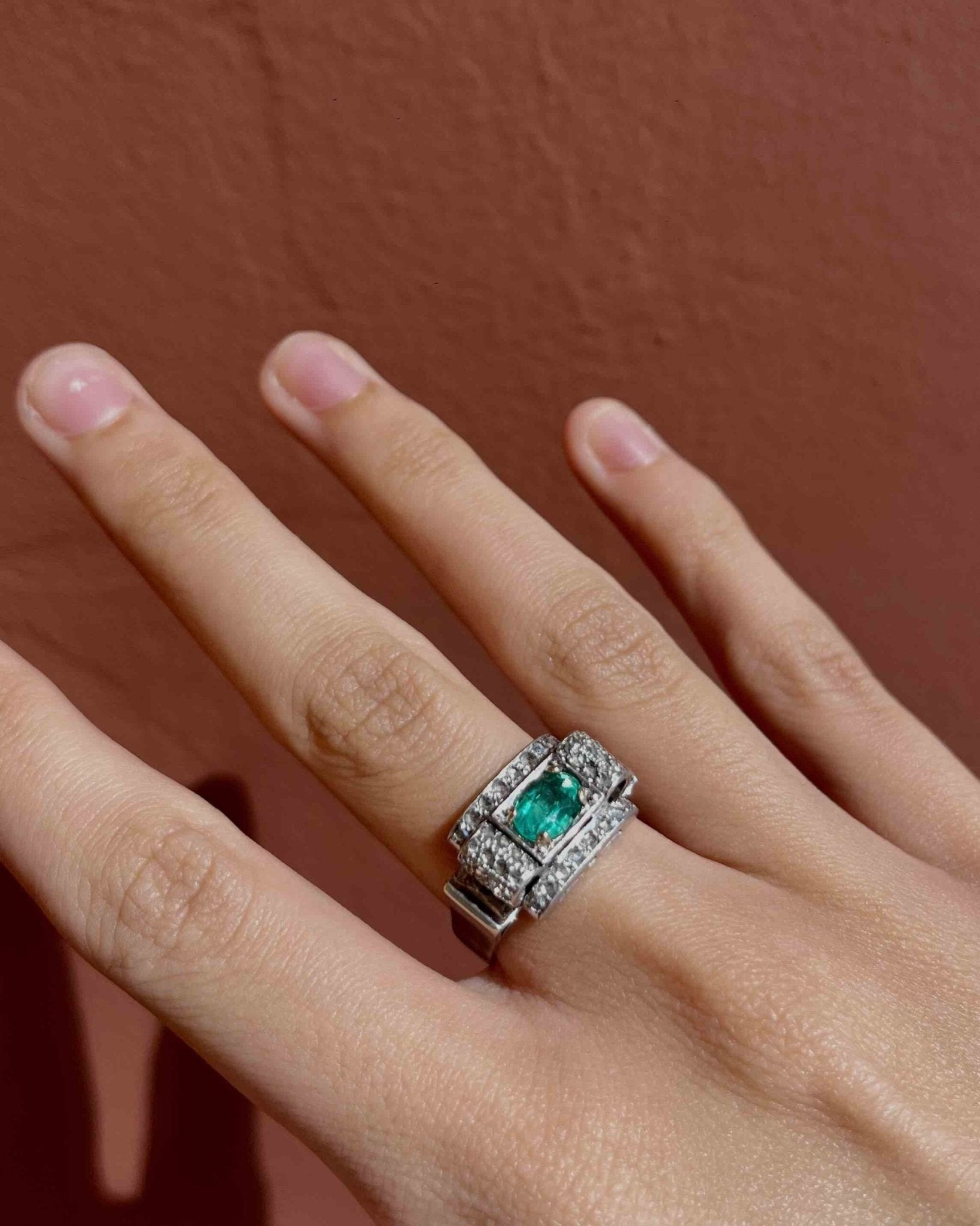 Bague Tank Art - Déco émeraude et diamants "Evelyne" - Elliade Paris