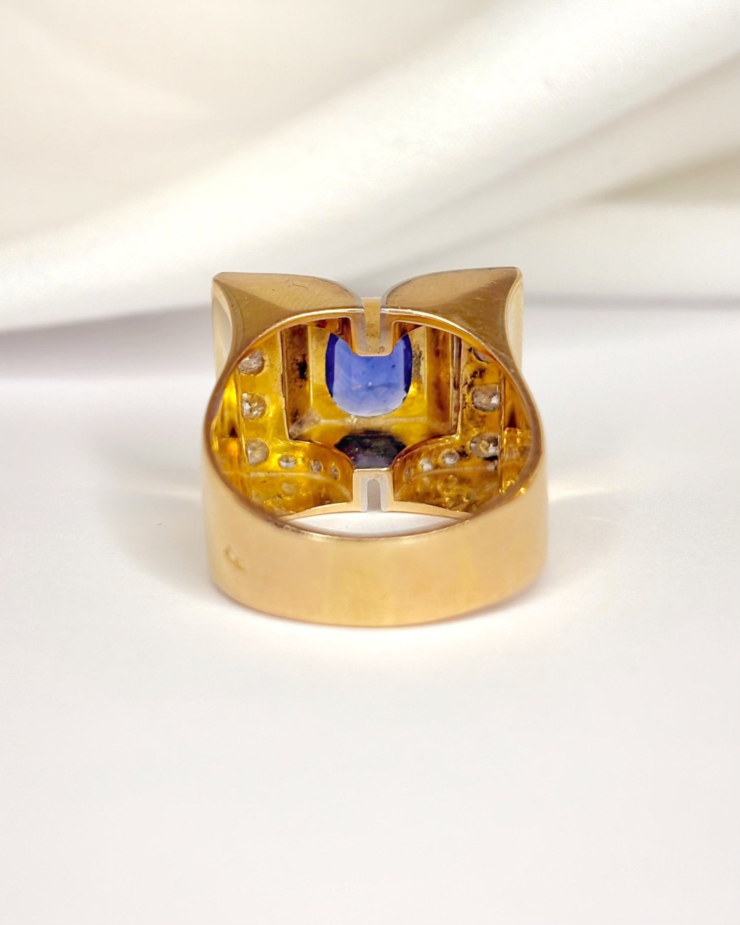 Bague Tank Saphir 1.40 carat, Diamants 0.68 carat &amp; Or 11.73g "Frida" - Elliade Paris