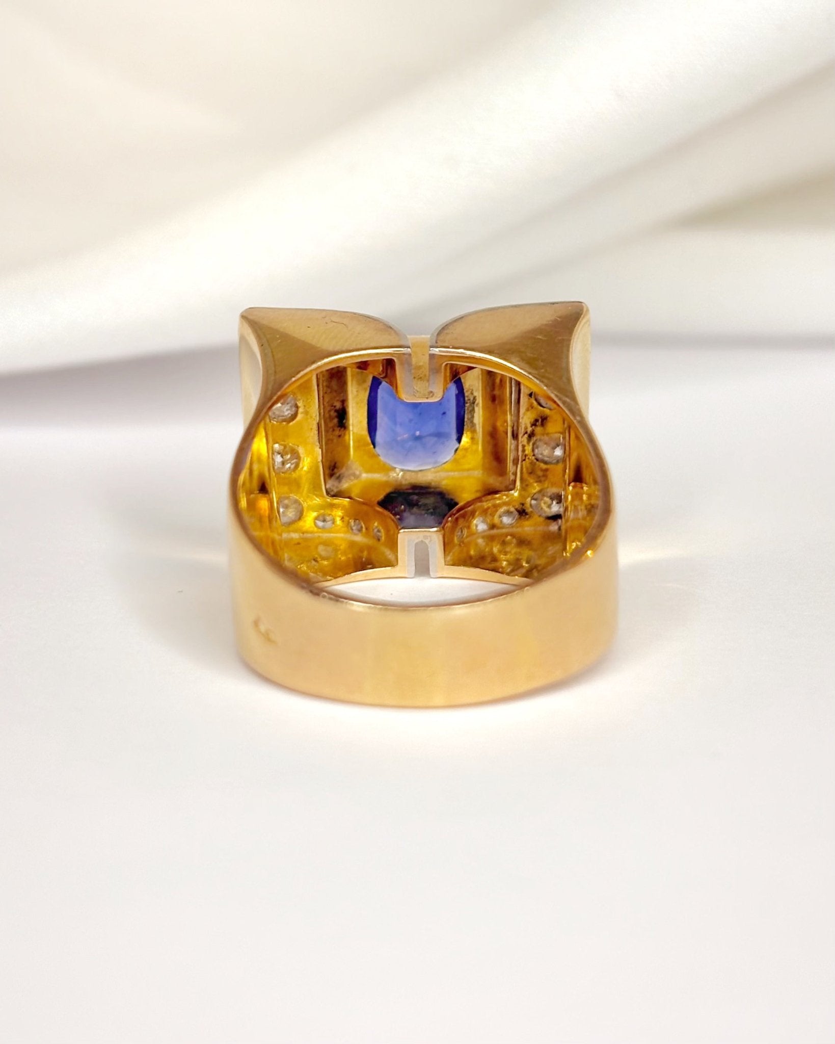 Bague Tank Saphir 1.40 carat, Diamants 0.68 carat &amp; Or 11.73g "Frida" - Elliade Paris