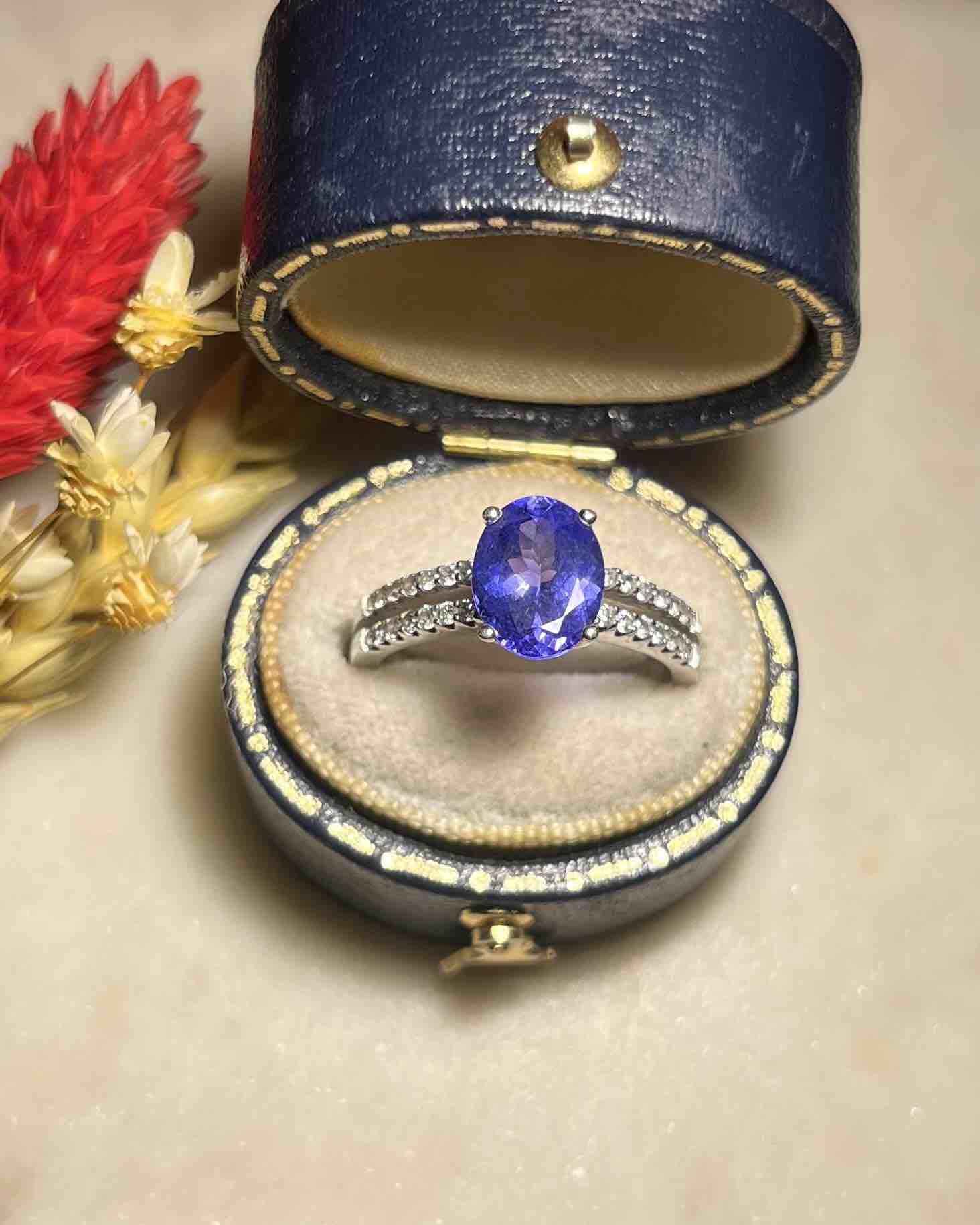 Anillo "Emma" de tanzanita de 1,80 quilates y 28 diamantes