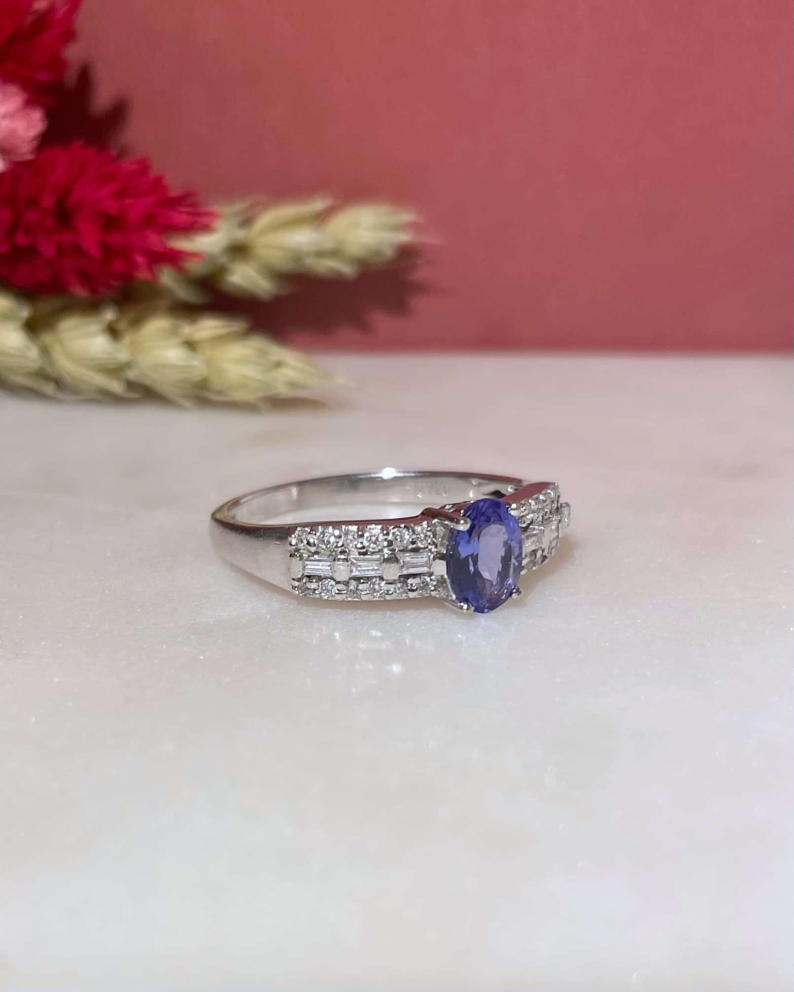 Anillo vintage "Leya" de tanzanita de 1 quilate y 30 diamantes