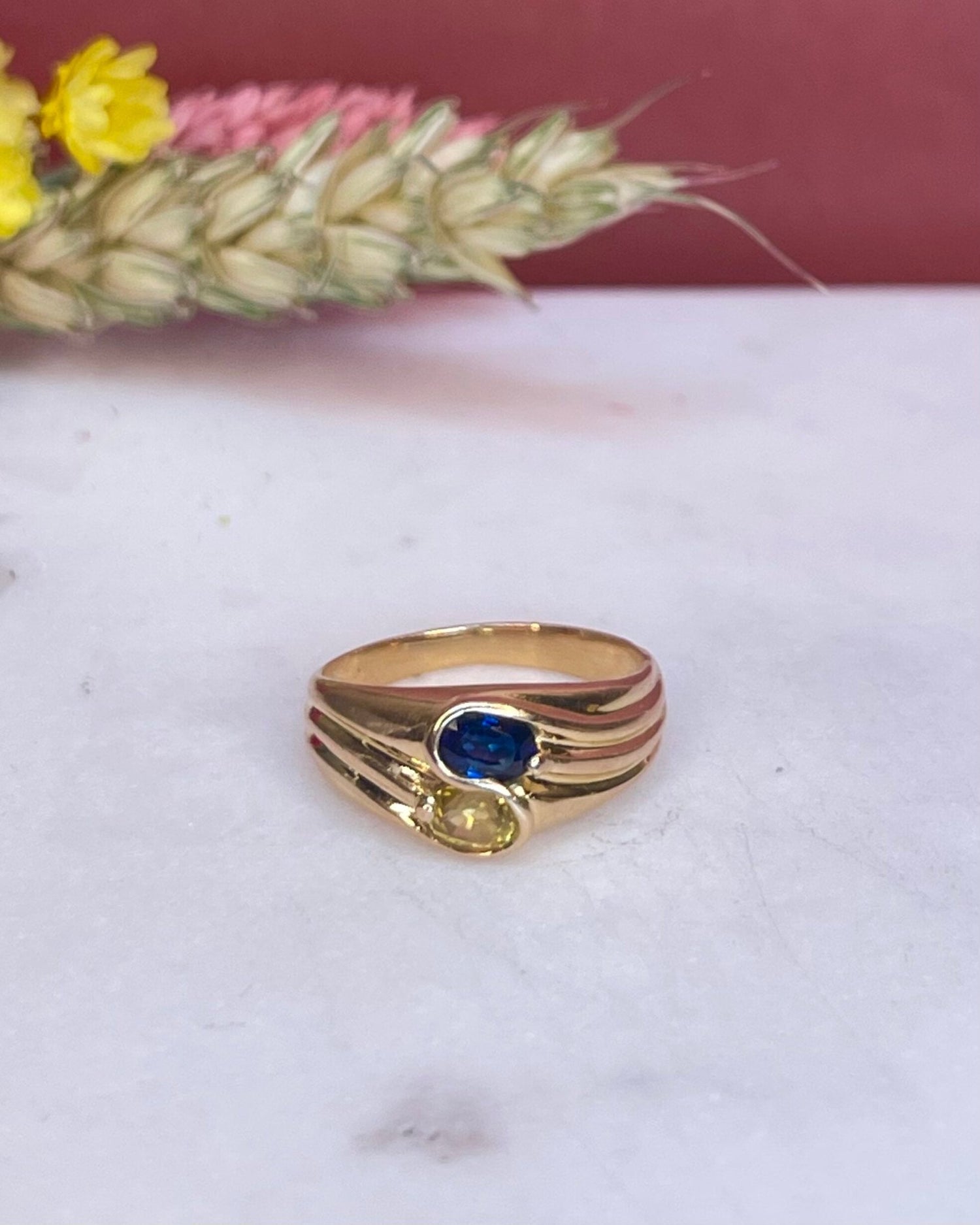 Bague Toi et Moi Saphirs Bleu et Jaune 0.60 Carat &quot;Nawel&quot; - Elliade Paris