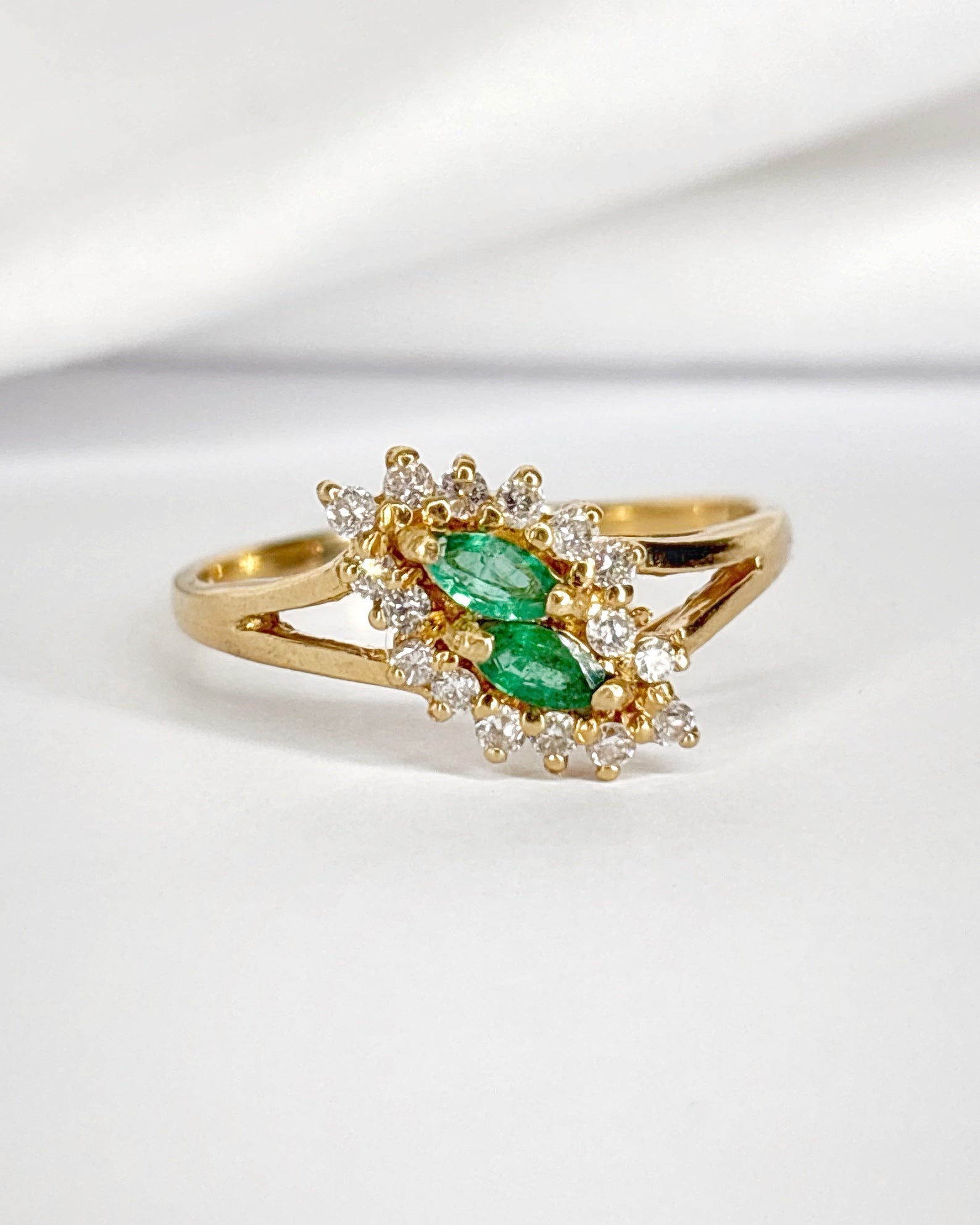 Bague Toi &amp; Moi Émeraudes Marquise &amp; Diamants 0.32 carat "Coline" - Elliade Paris
