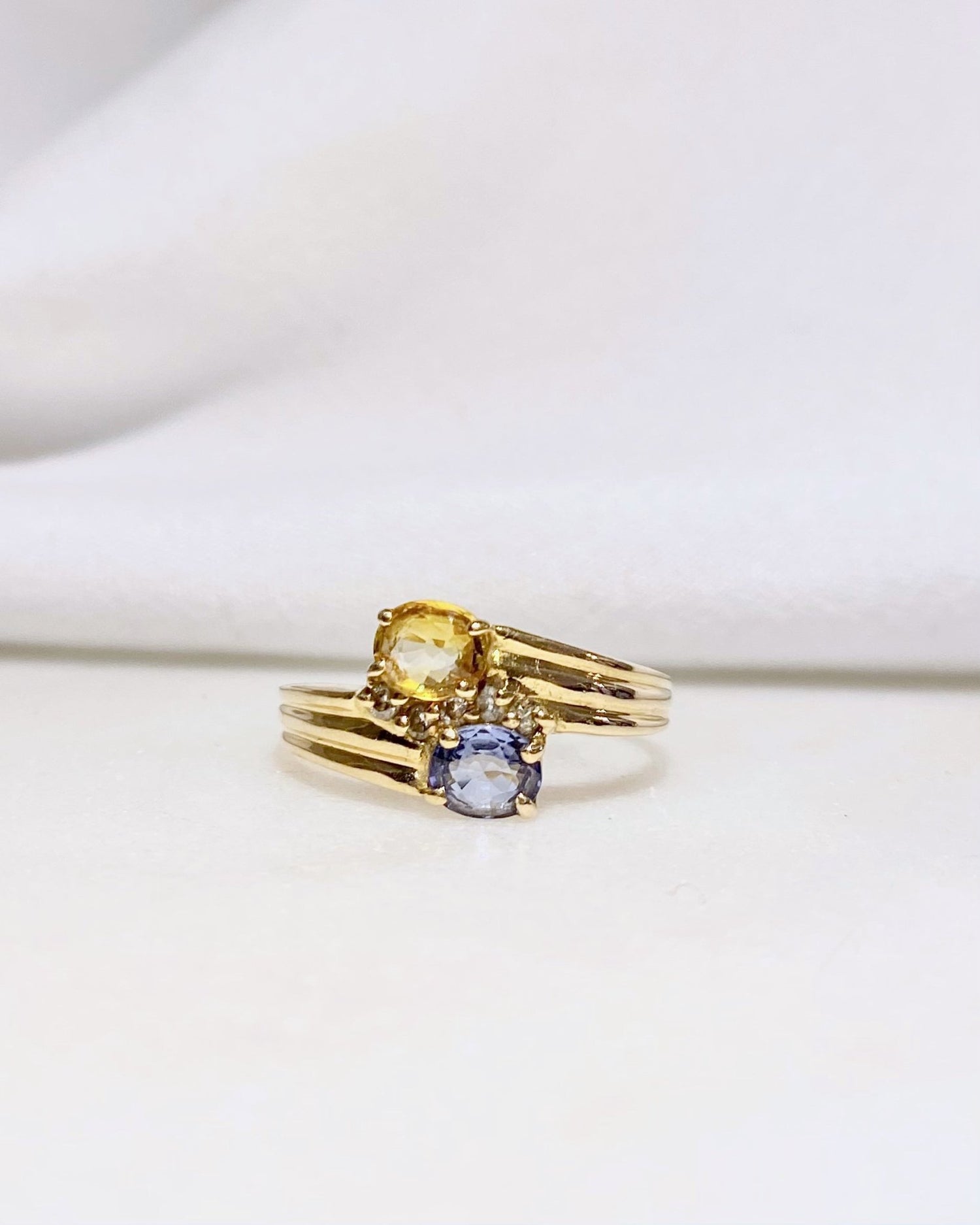 Bague Toi &amp; Moi Saphir Jaune et Bleu &amp; Diamants &quot;Brydille&quot; - Elliade Paris