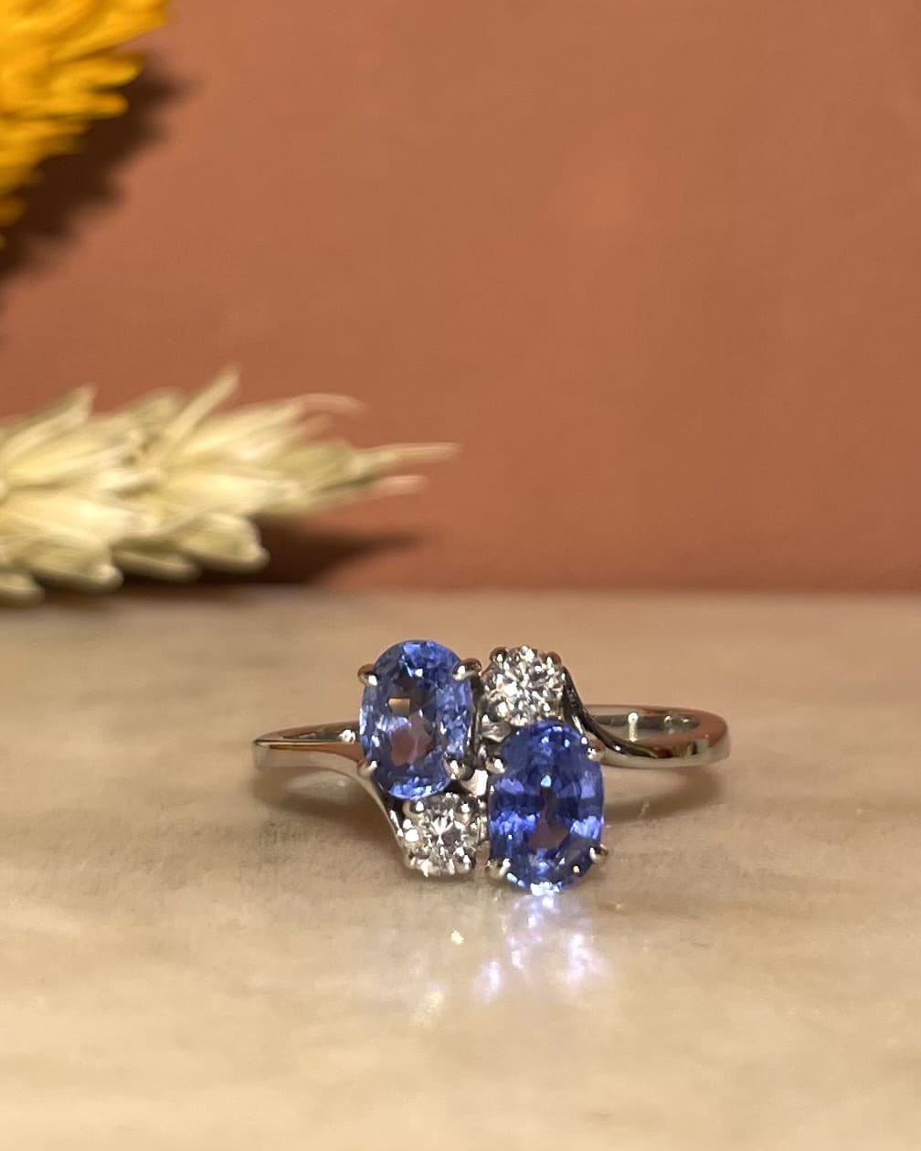 Bague Toi &amp; Moi Saphirs 1.20 carat et diamants &quot;Constantina&quot; - Elliade Paris