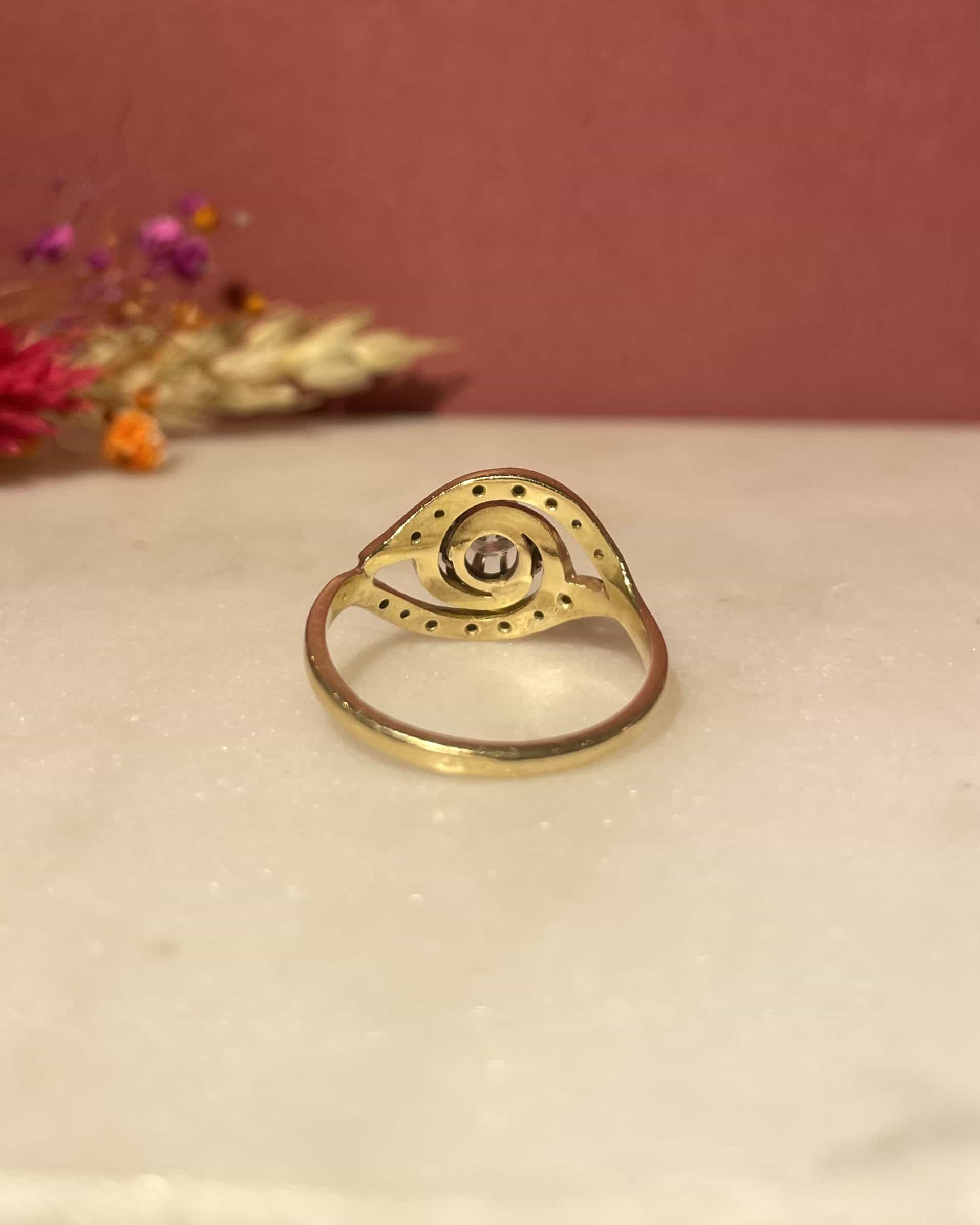 Anillo Art Déco con Tourbillon de 15 Diamantes "Jianna"