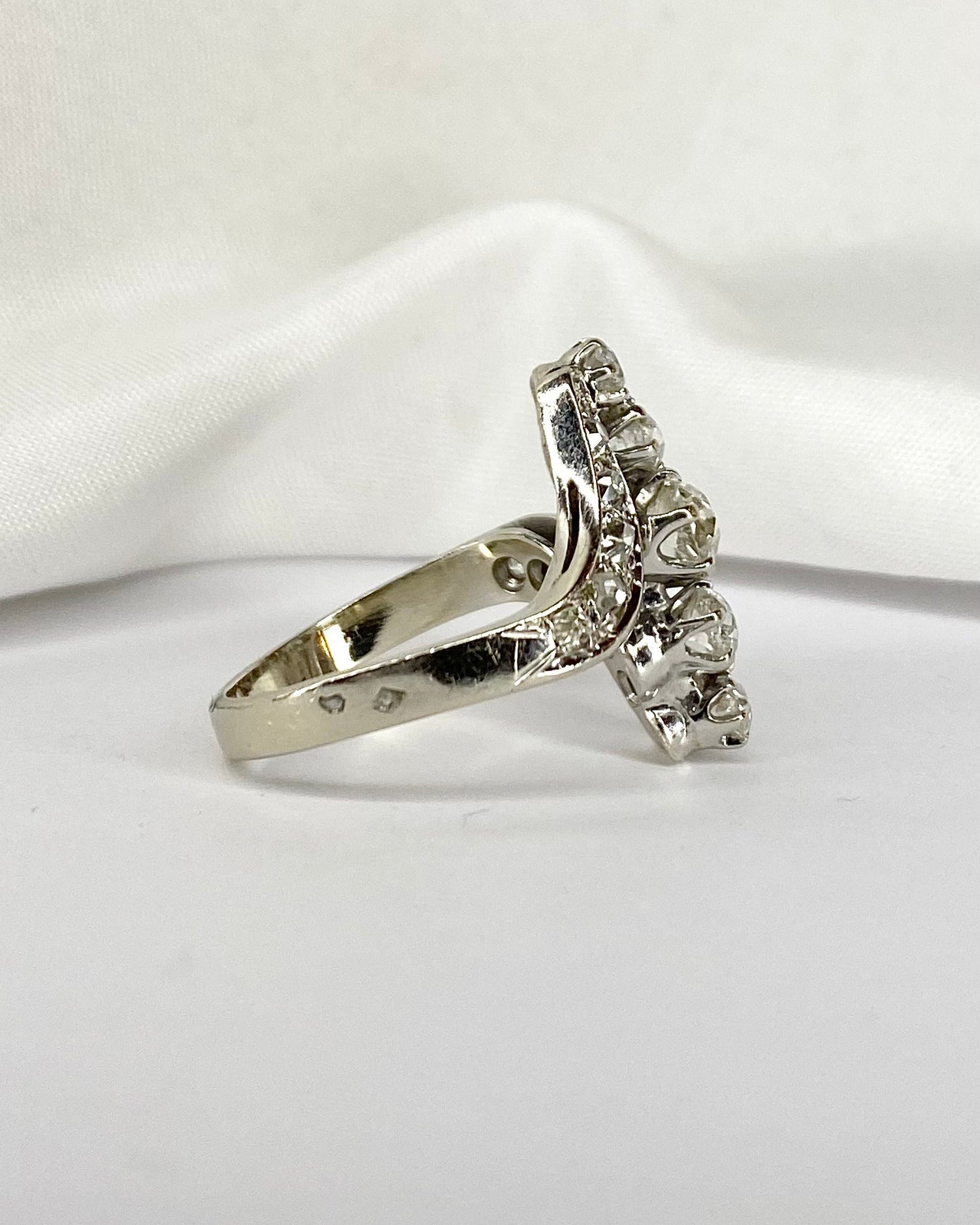 Bague Tourbillon Diamants 1.10 carat &quot;Camélia&quot; - Elliade Paris