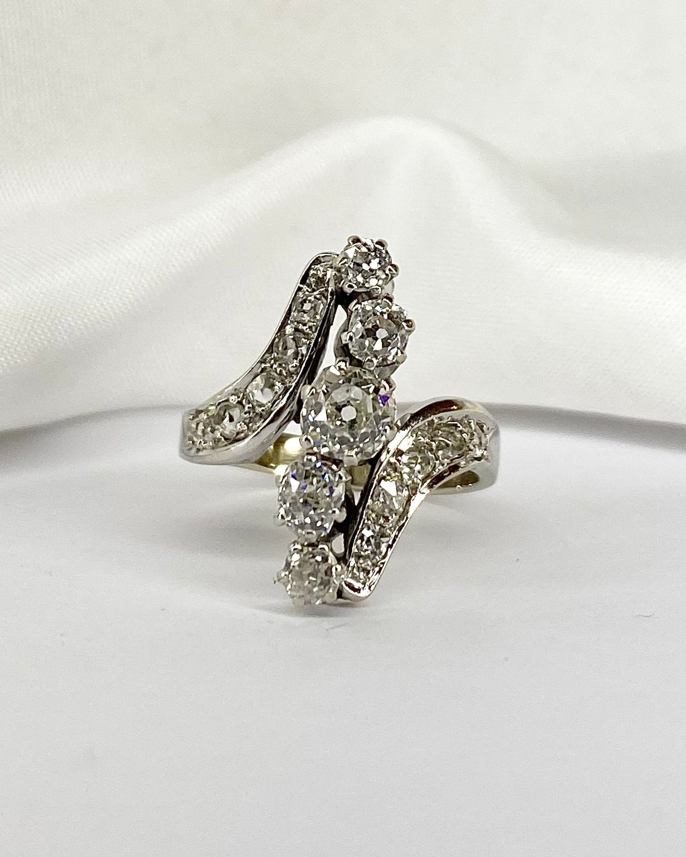 Bague Tourbillon Diamants 1.10 carat &quot;Camélia&quot; - Elliade Paris