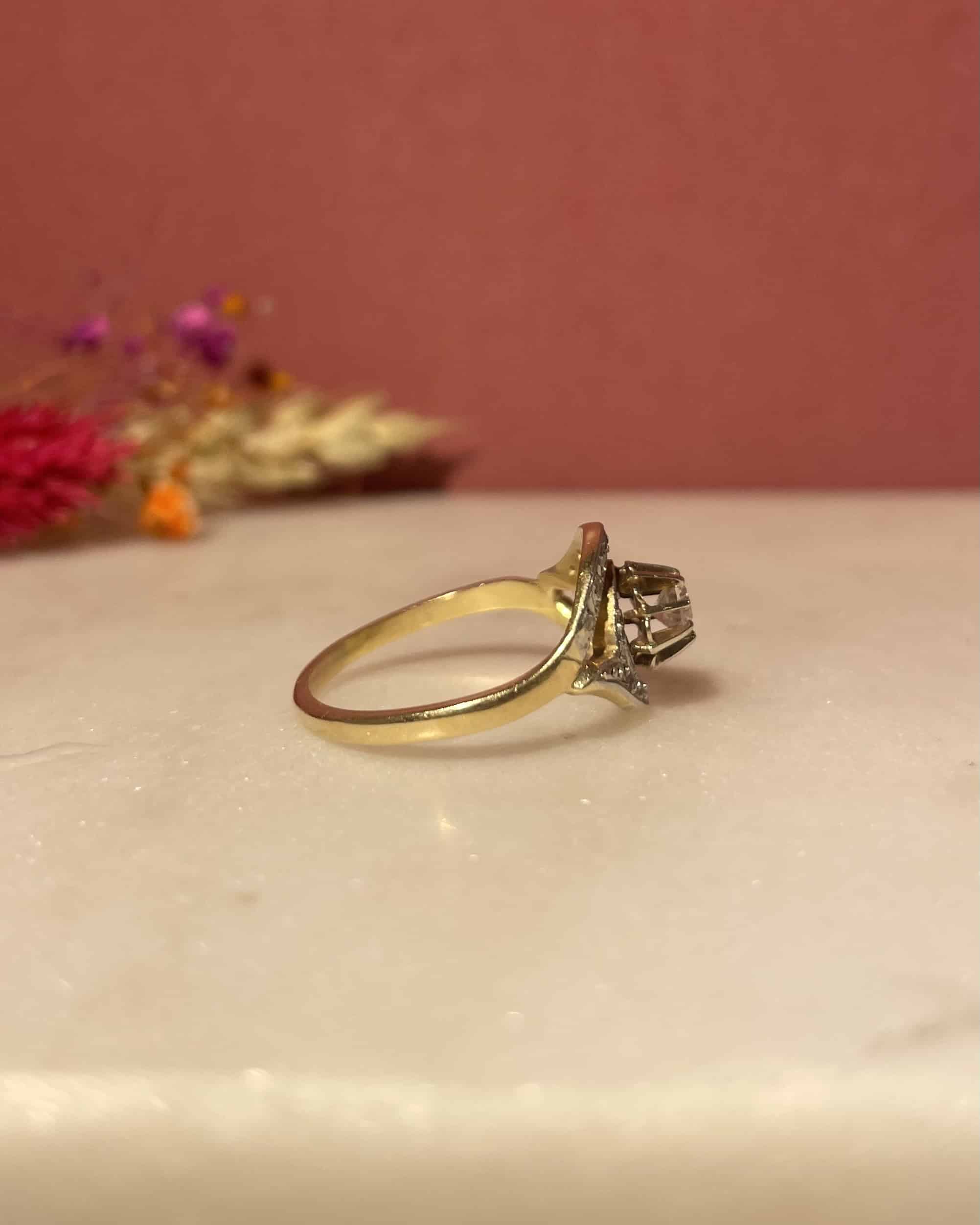 Anillo Art Déco con Tourbillon de 15 Diamantes "Jianna"