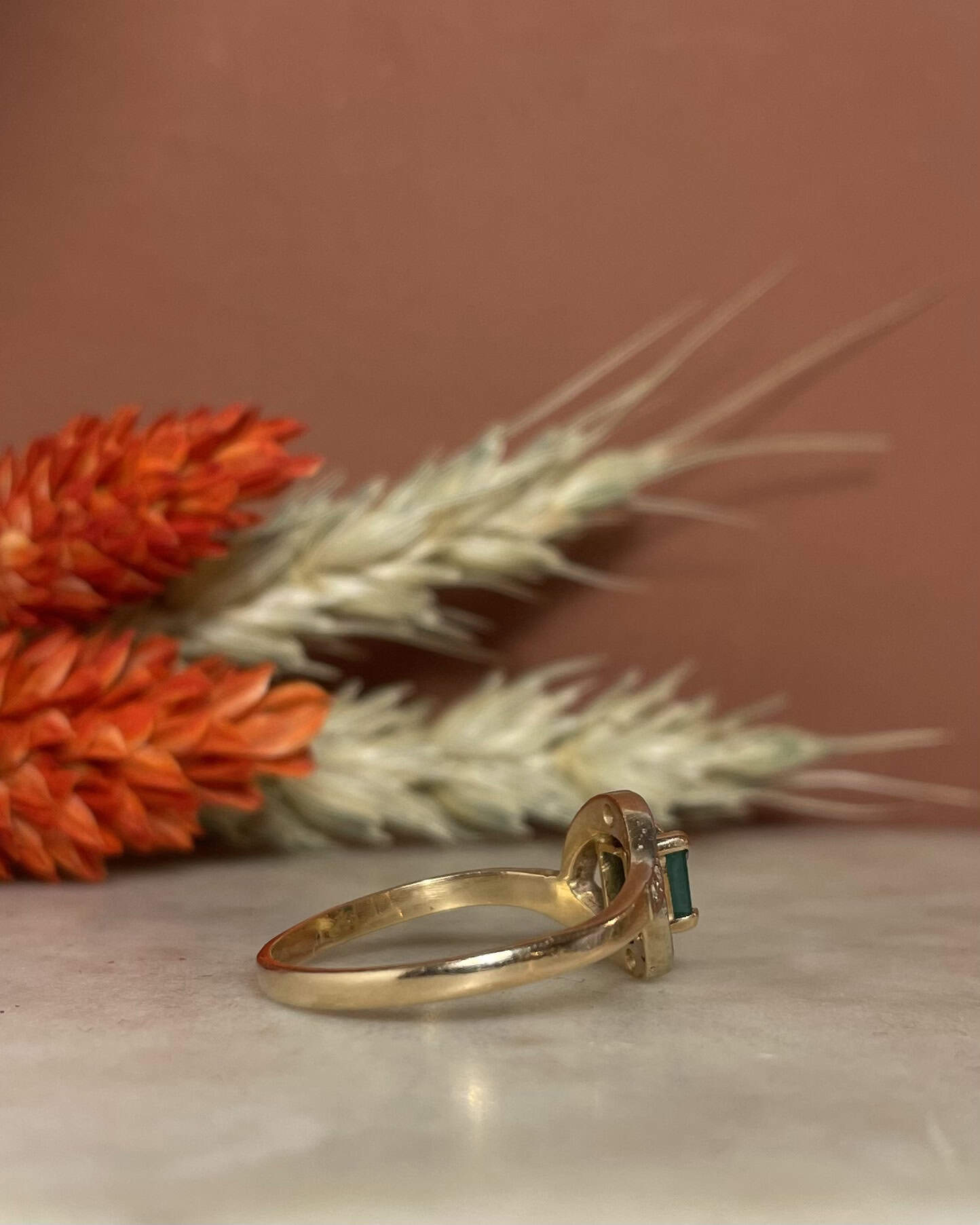 Bague Tourbillon Émeraude 0.26 Carat "Rehmat" - Elliade Paris