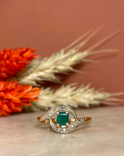 Bague Tourbillon Émeraude 0.26 Carat &quot;Rehmat&quot; - Elliade Paris