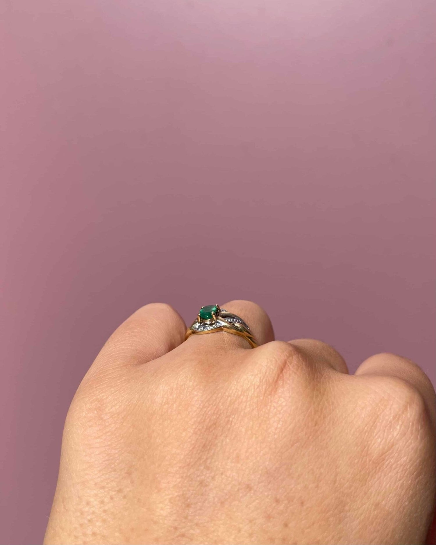 Bague Tourbillon Émeraude 0.30 carat &quot;Lorna&quot; - Elliade Paris