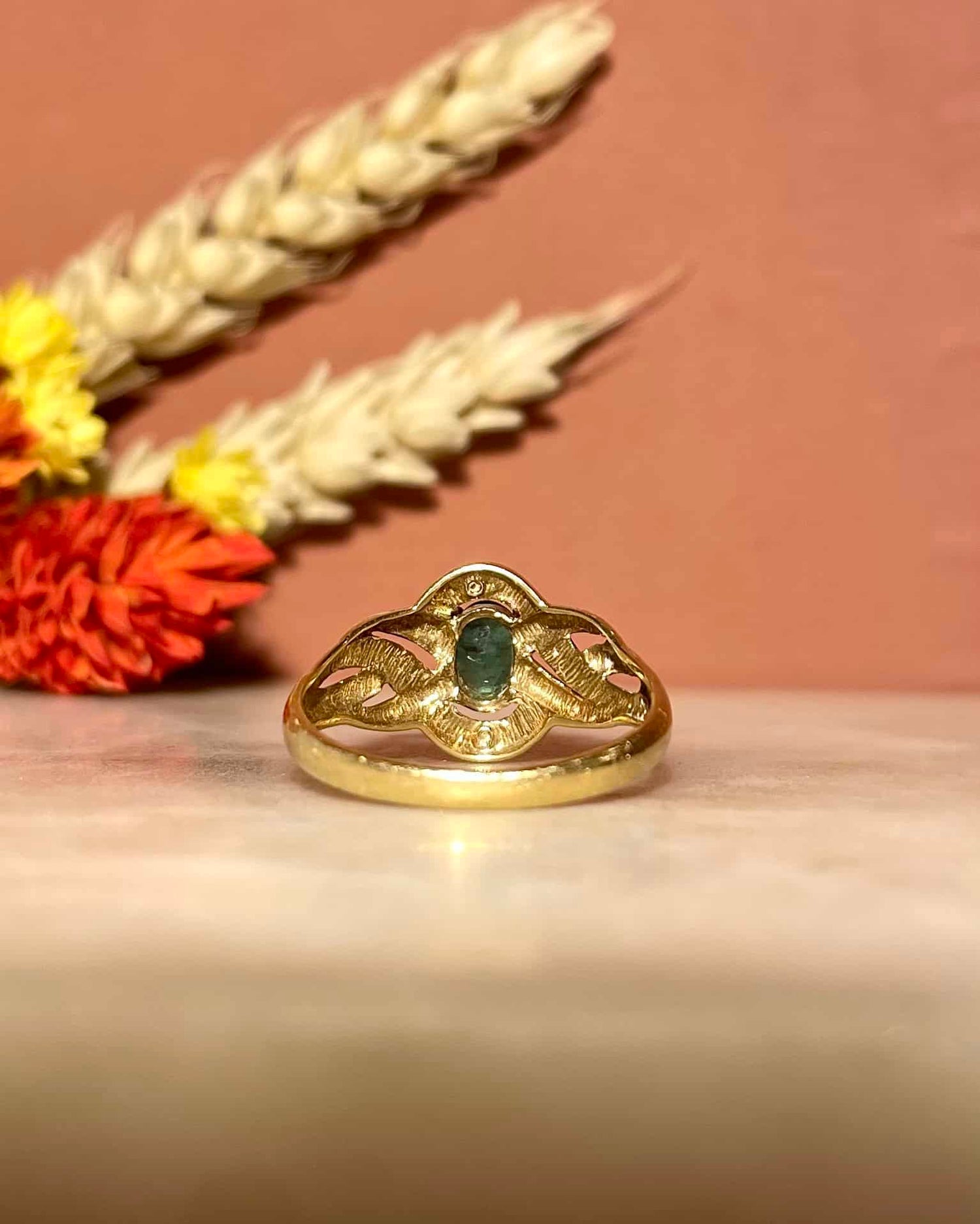 Bague Tourbillon Émeraude 0.30 carat &quot;Lorna&quot; - Elliade Paris