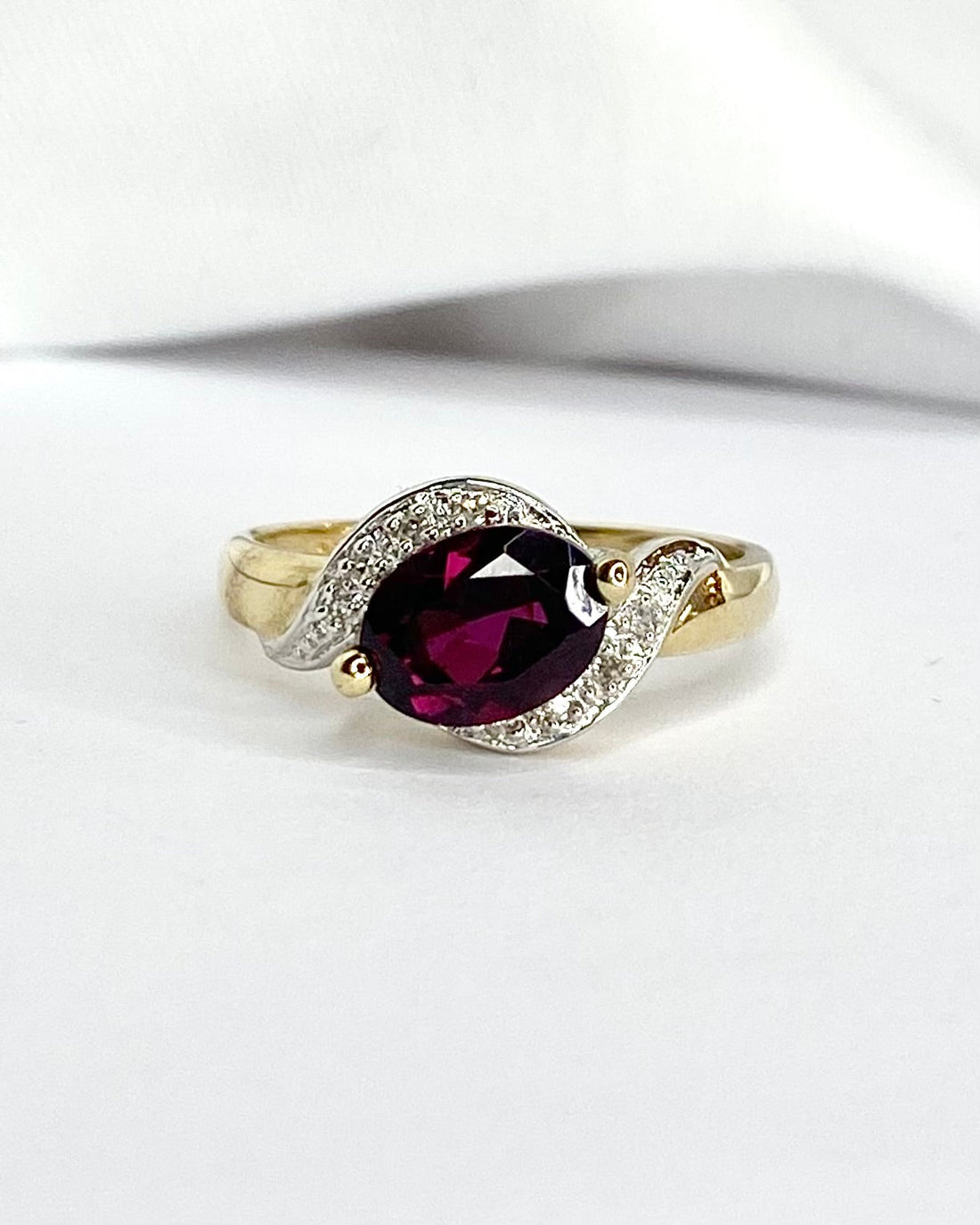 Bague Tourbillon Grenat 1.70 carat &amp; 8 Diamants "Joline" - Elliade Paris