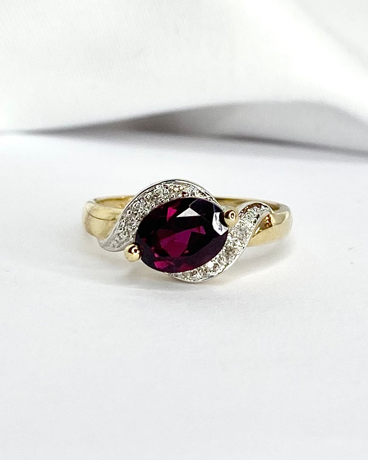 Bague Tourbillon Grenat 1.70 carat &amp; 8 Diamants "Joline" - Elliade Paris