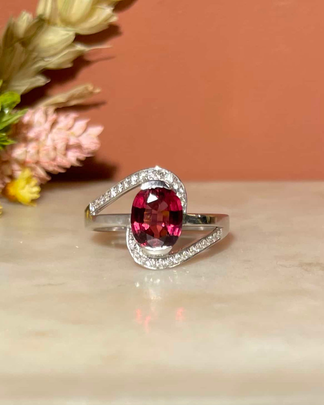 Bague Tourbillon Grenat &amp; Diamants &quot;Sarabelle&quot;